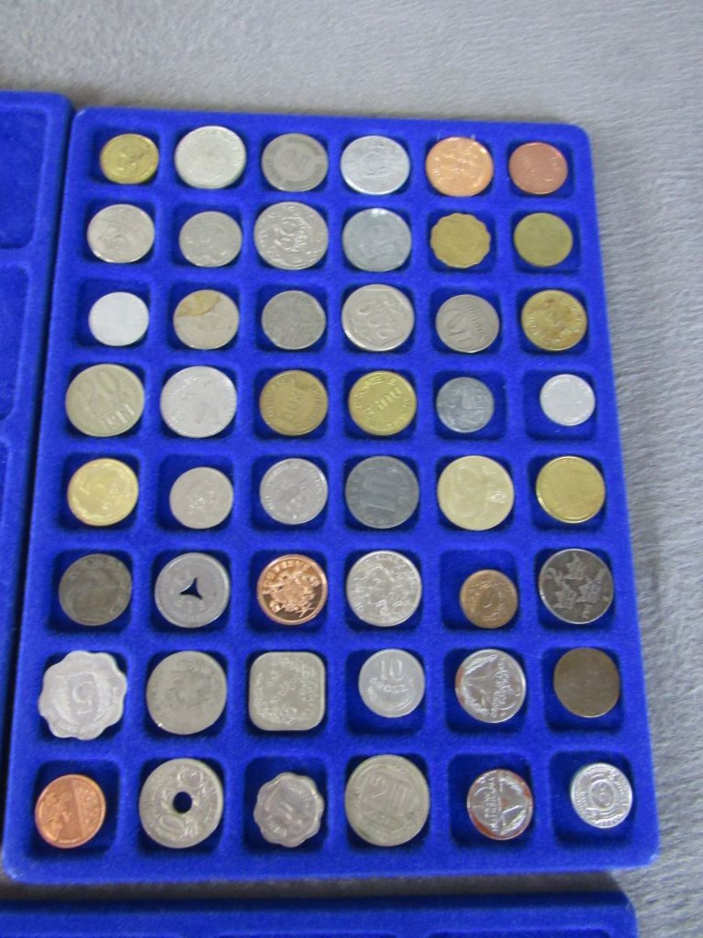 Schatulle mit Münzen und Medaillen alle Welt - Bild 2 aus 6