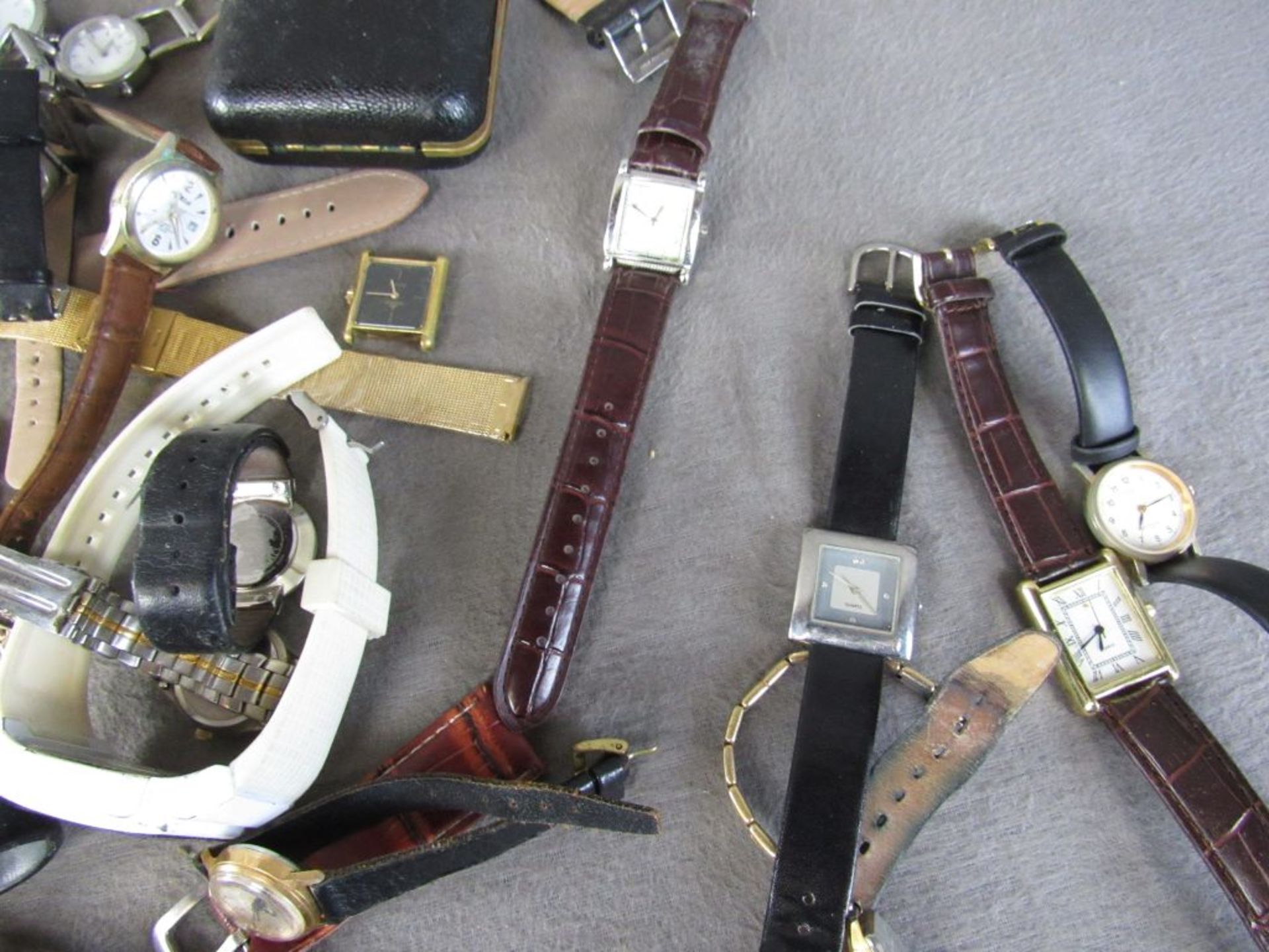 Riesiges Konvolut Armbanduhren unsortiert und ungeprüft aus Händlernachlaß - Bild 7 aus 7