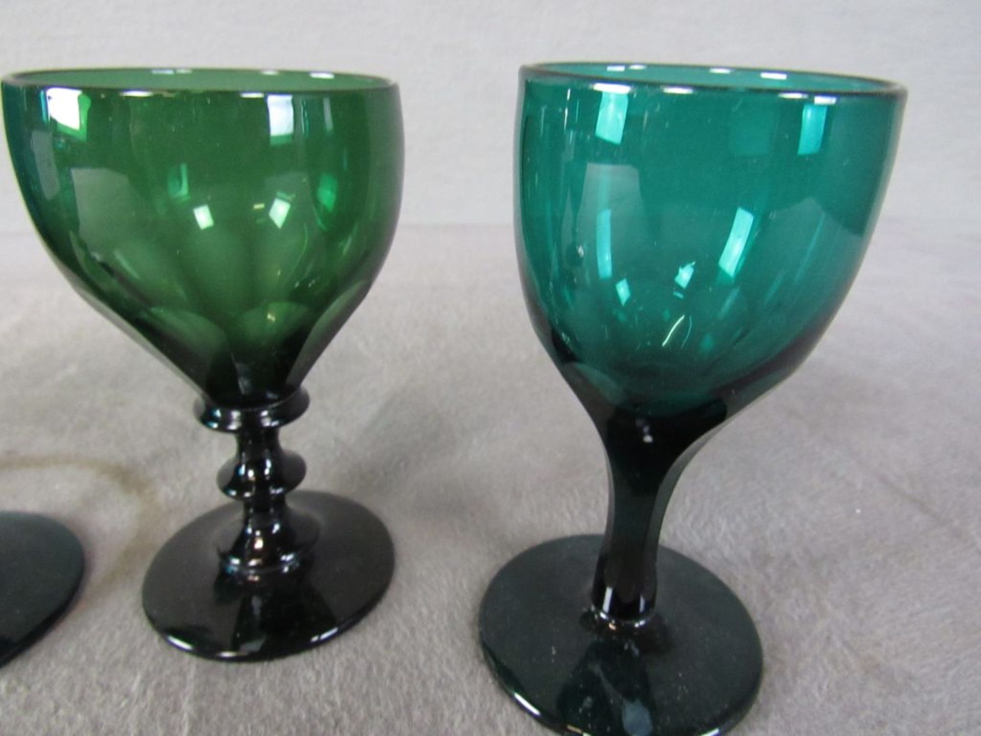 Vier grüne Biedermeier Gläser von 11cm-13cm - Bild 2 aus 5