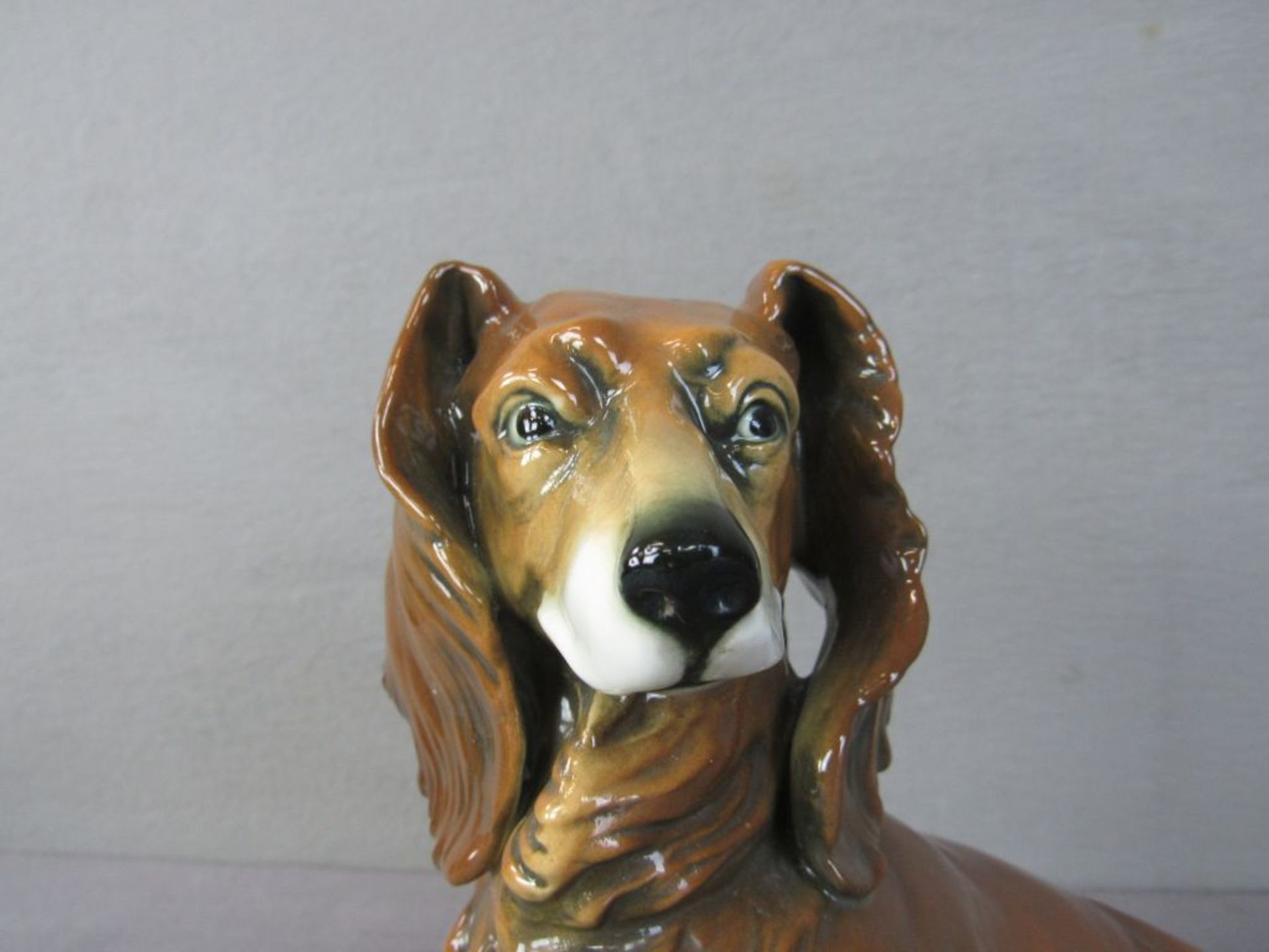 Hundefigur: Dackel sitzend ENS Porzellan Volkstedt - 16 cm lang - handgemalt - um 1920 - Bild 2 aus 8