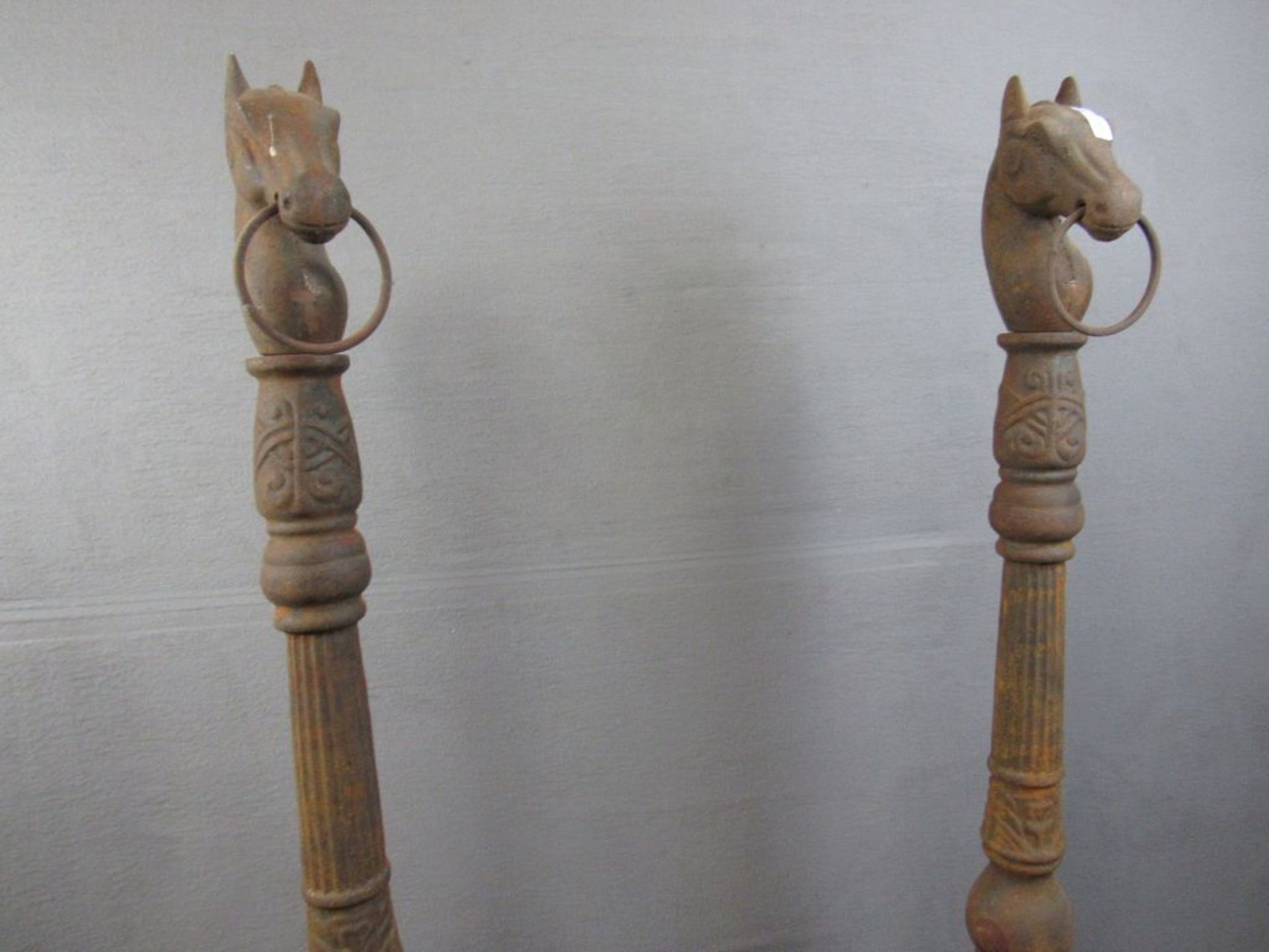 Zwei Gußeiserne Säulen oberhalb mit Pferdekopf Höhe:ca.133cm - Image 4 of 7