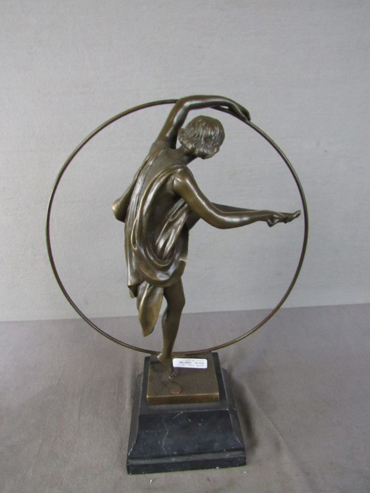 Bronzeskulptur in Art Deco Manier auf schwarzer Marmorplinte die Reifentänzerin signiertund - Image 7 of 8