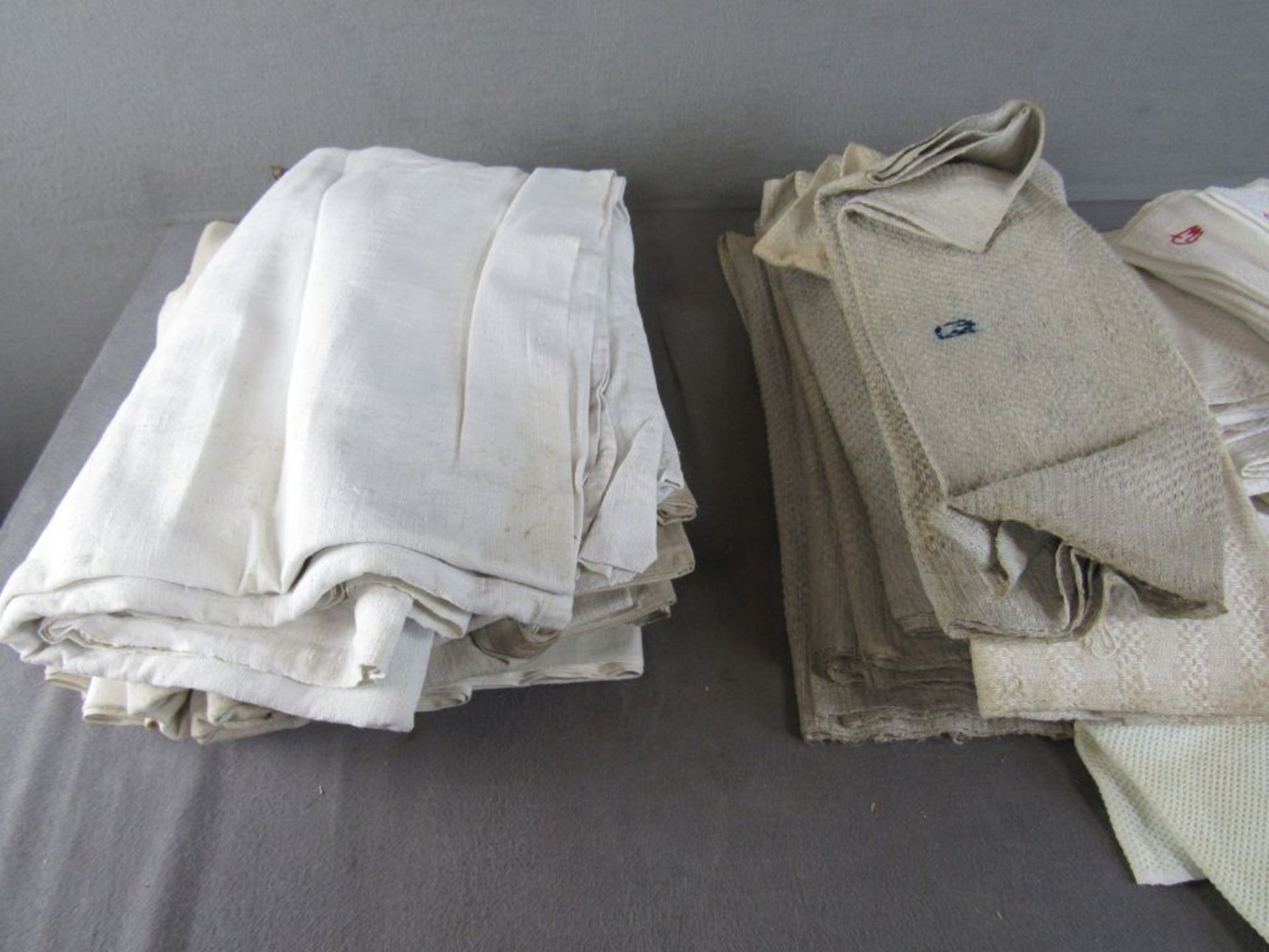 Großes Konvolut Leinen überwiegend antik Handtücher anbei ungereinigter unsortierterDachbo - Image 3 of 4