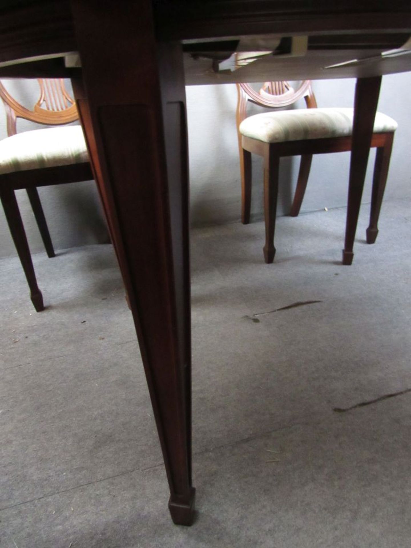 Ovaler kleiner Esszimmertisch und vier passige Stühle Nussbaum Tisch ca.120x95cm - Image 8 of 10
