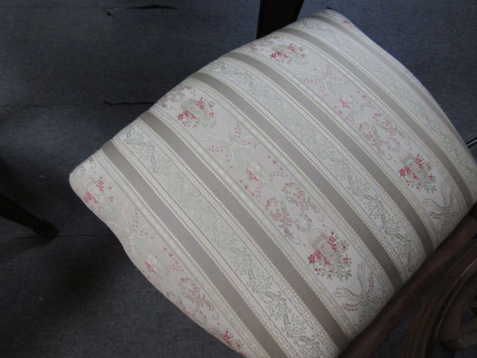 Ovaler kleiner Esszimmertisch und vier passige Stühle Nussbaum Tisch ca.120x95cm - Image 3 of 10