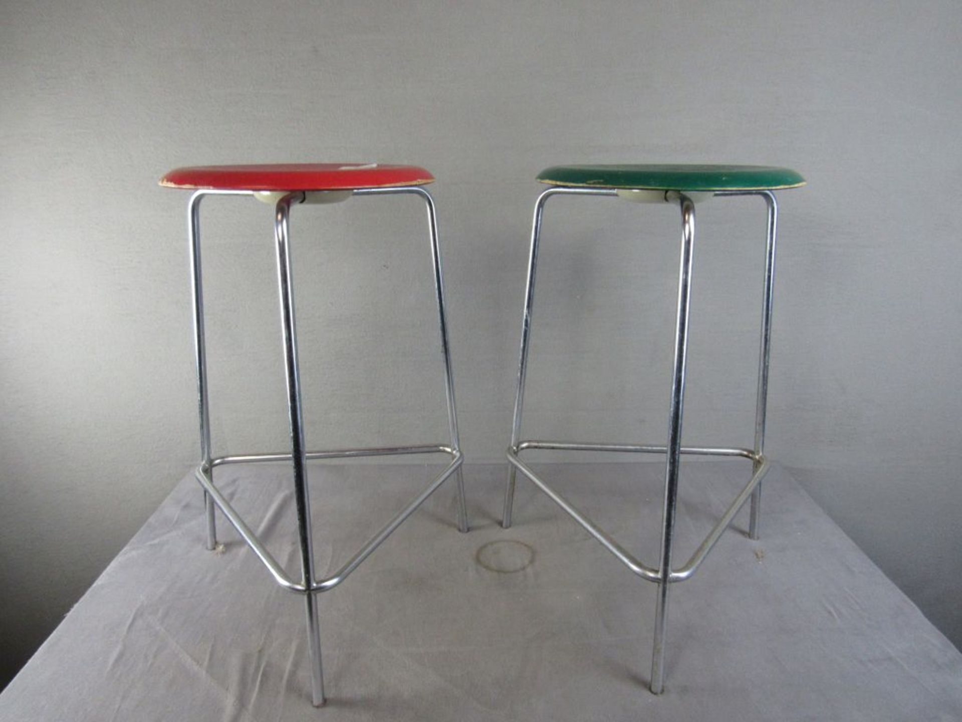 Vintage 60er Jahre zwei Hocker Stühle Made in Denmark Design by Arne Jacobsen 1x mit Furnierschade