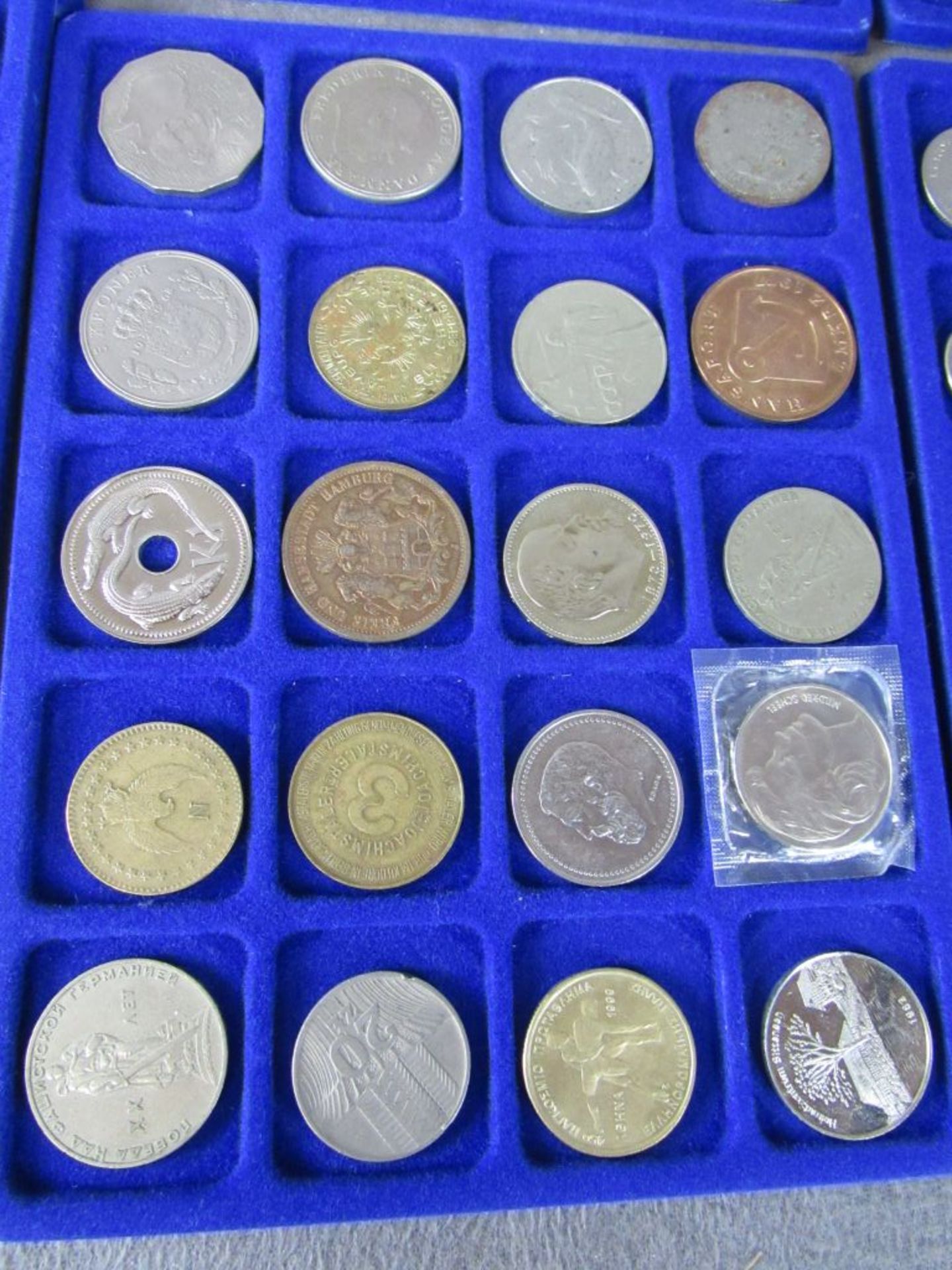 Schatulle mit Münzen und Medaillen alle Welt - Bild 3 aus 6