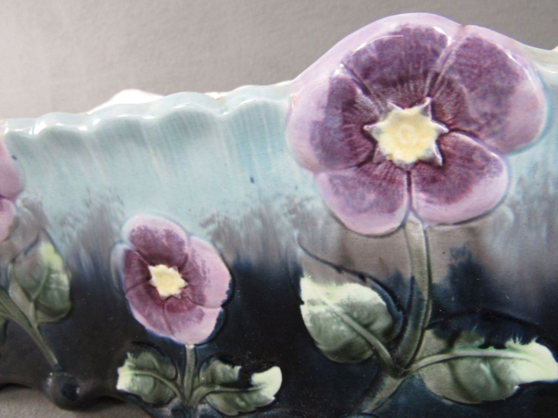 Tafelaufsatz Jugendstil um 1900 lasierte Keramik Blütendekor zwei Ecken leicht gechipt28cm l - Image 2 of 5