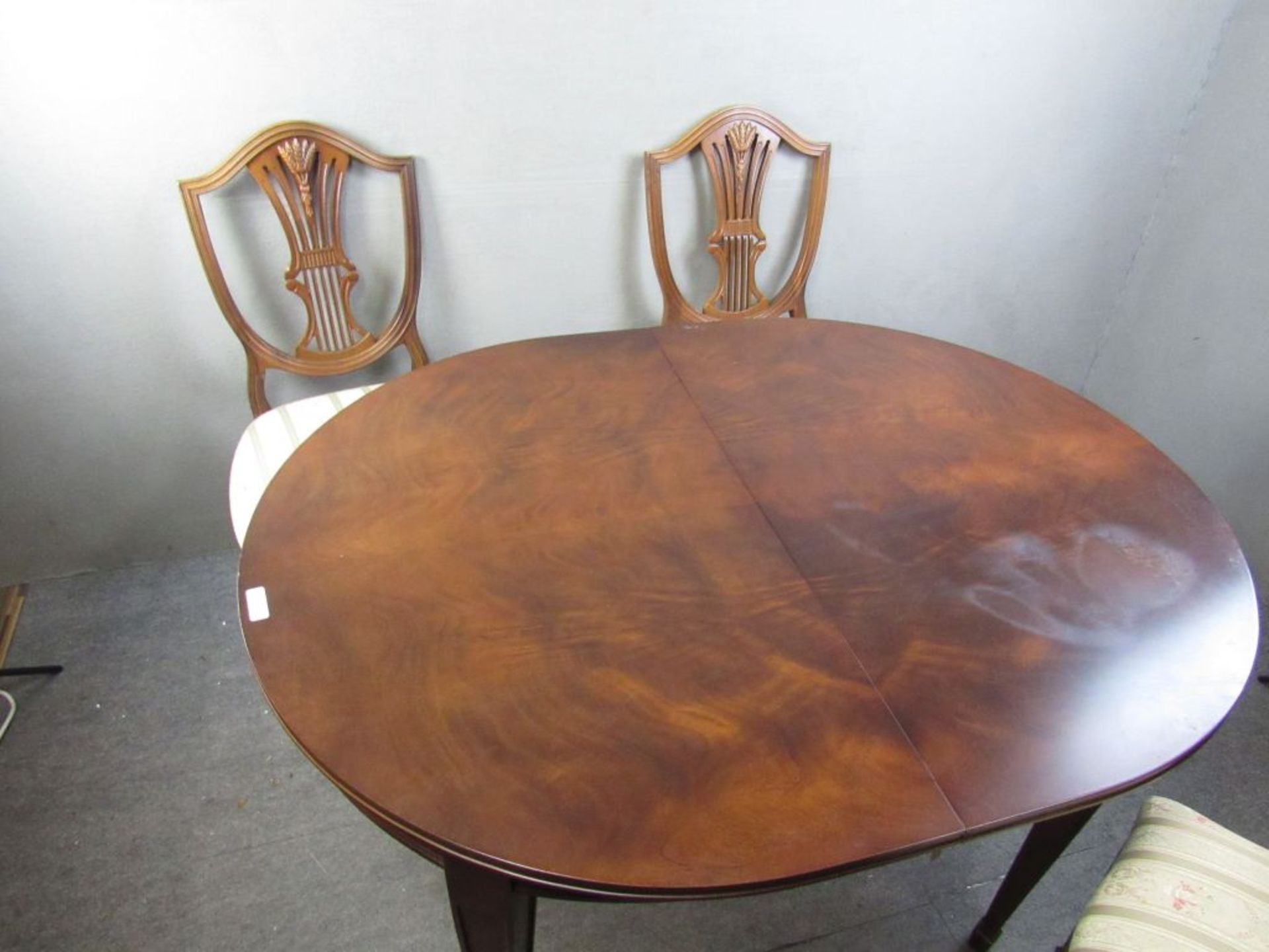Ovaler kleiner Esszimmertisch und vier passige Stühle Nussbaum Tisch ca.120x95cm - Image 6 of 10
