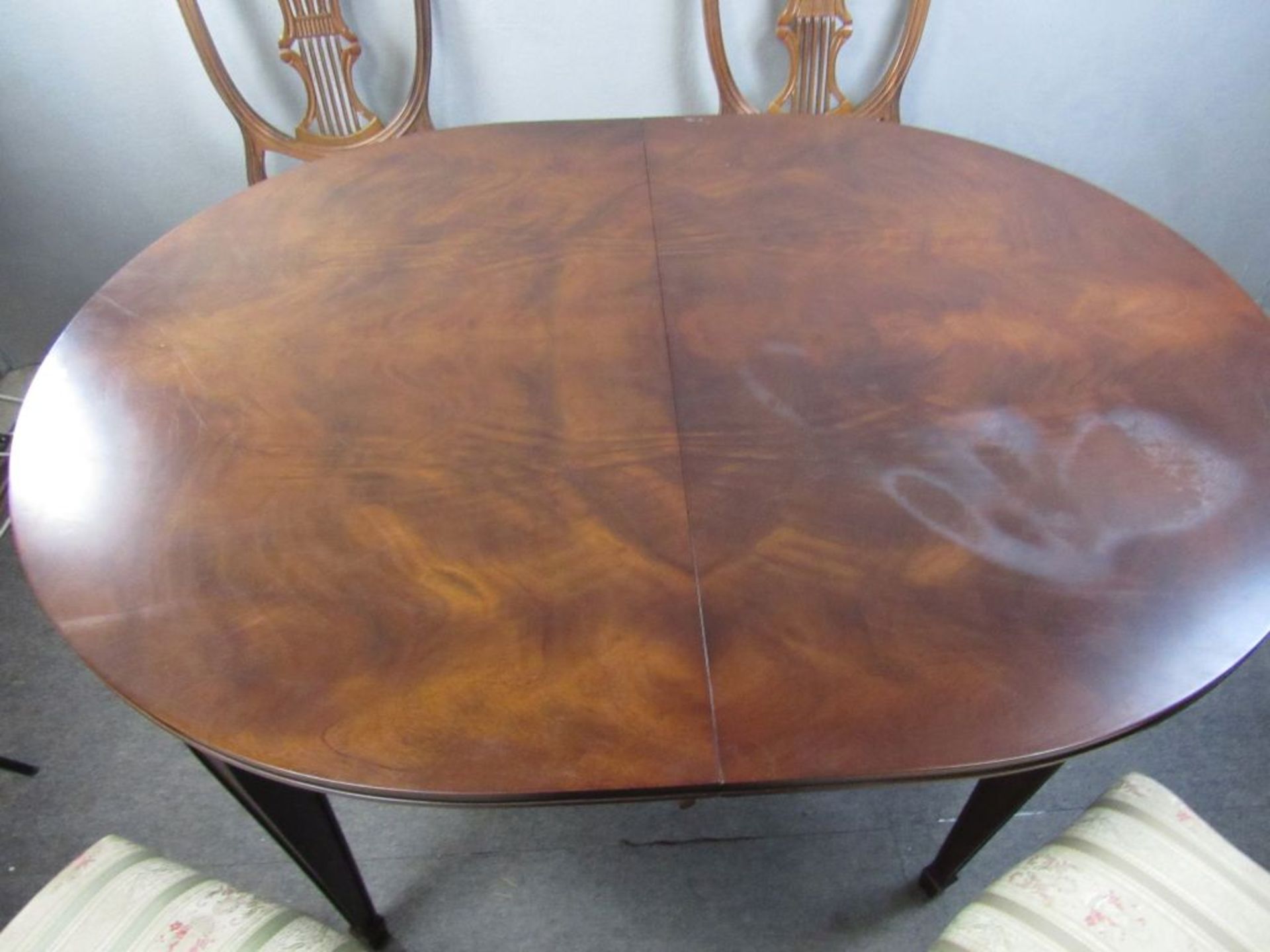 Ovaler kleiner Esszimmertisch und vier passige Stühle Nussbaum Tisch ca.120x95cm - Image 2 of 10