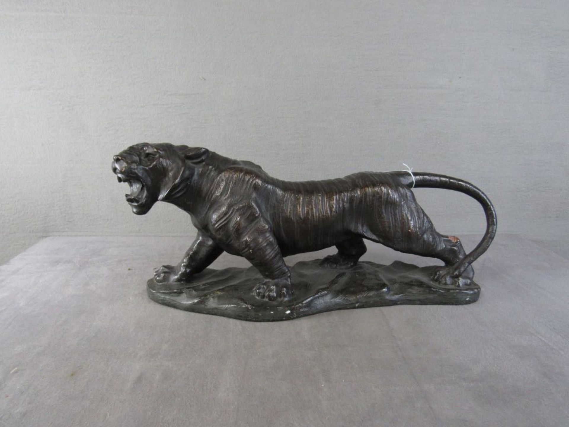 Art Deco Skulptur um 1920 schreitender Tiger Länge:68cm leichter Ausbruch