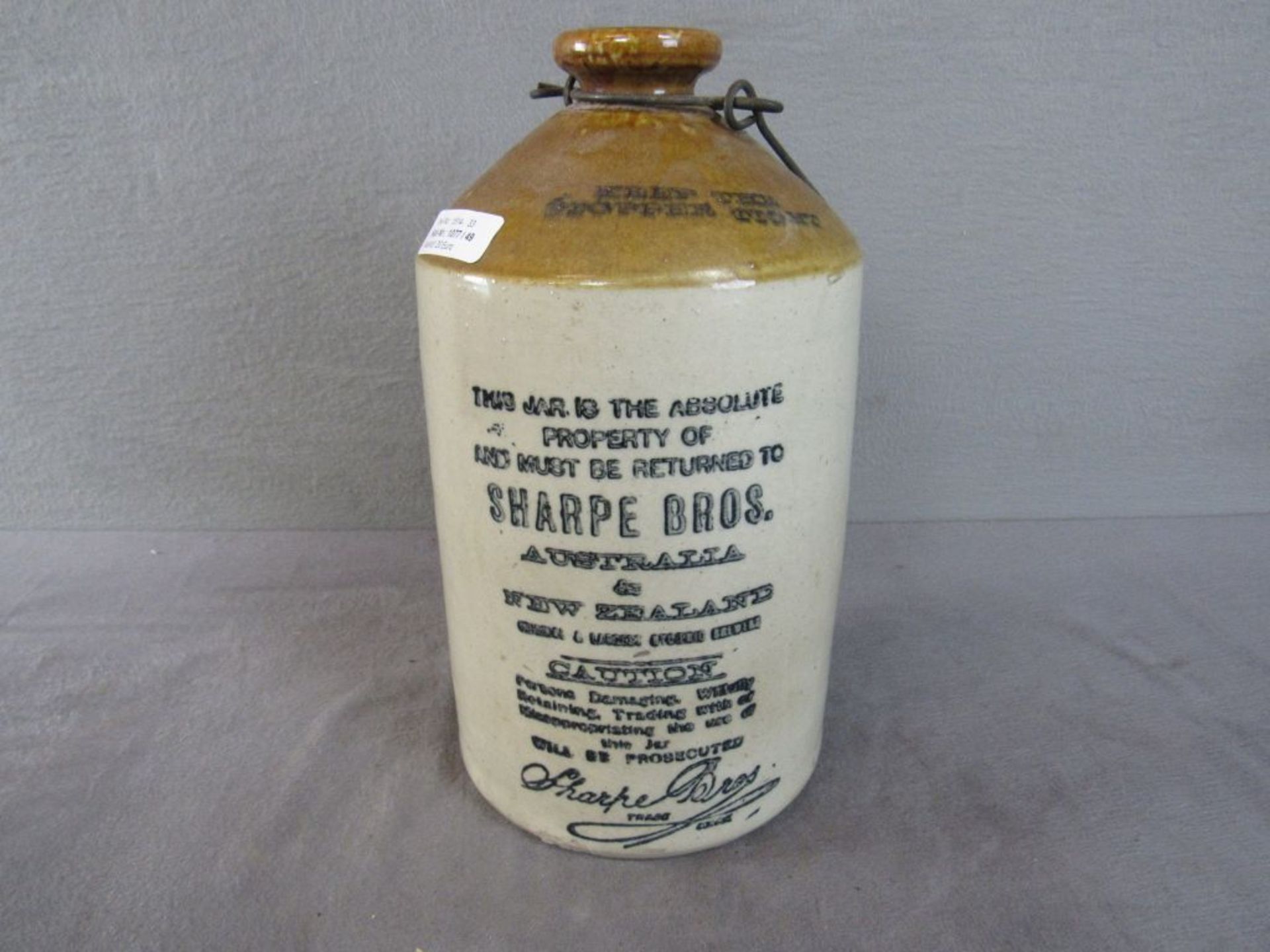 Antike Keramik Alkoholflasche mit Metallhalter geschätzt um 1870 32cm hoch