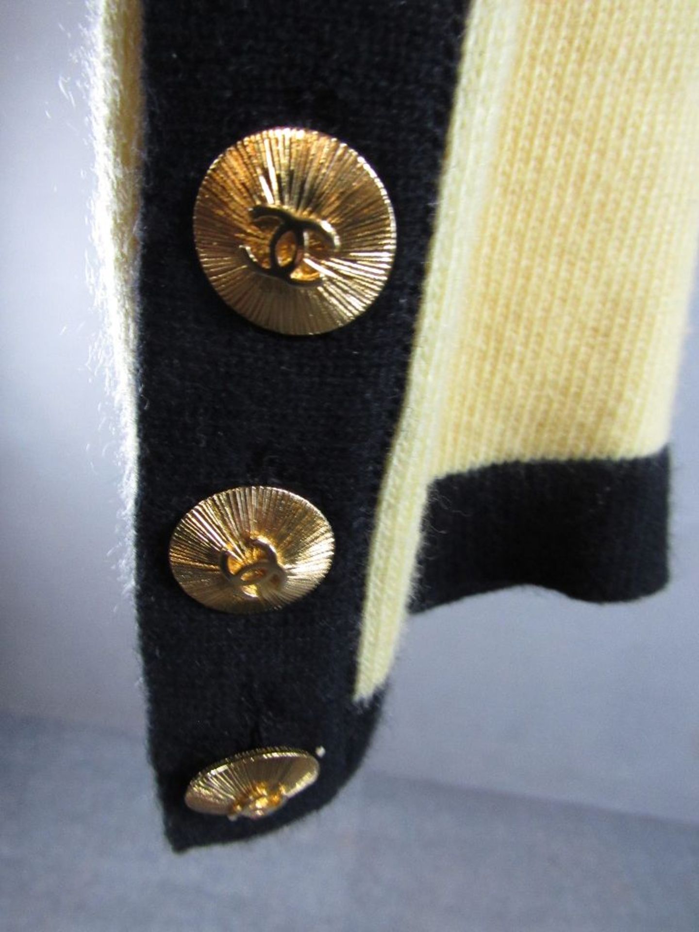 Chanel Strickjacke Kaschmir gelb schwarz 100% Kaschmir Made in Schotland 13 Goldknöpfe aufBr - Bild 7 aus 8