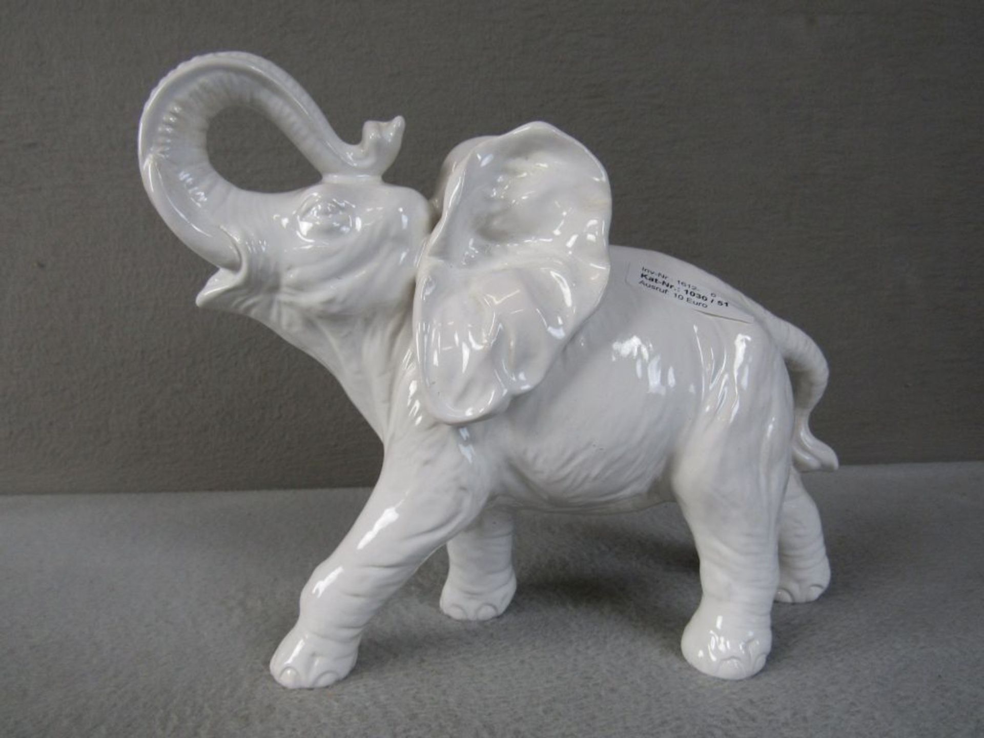 Porzellanfigur stürmender Elefant ca.37cm lang