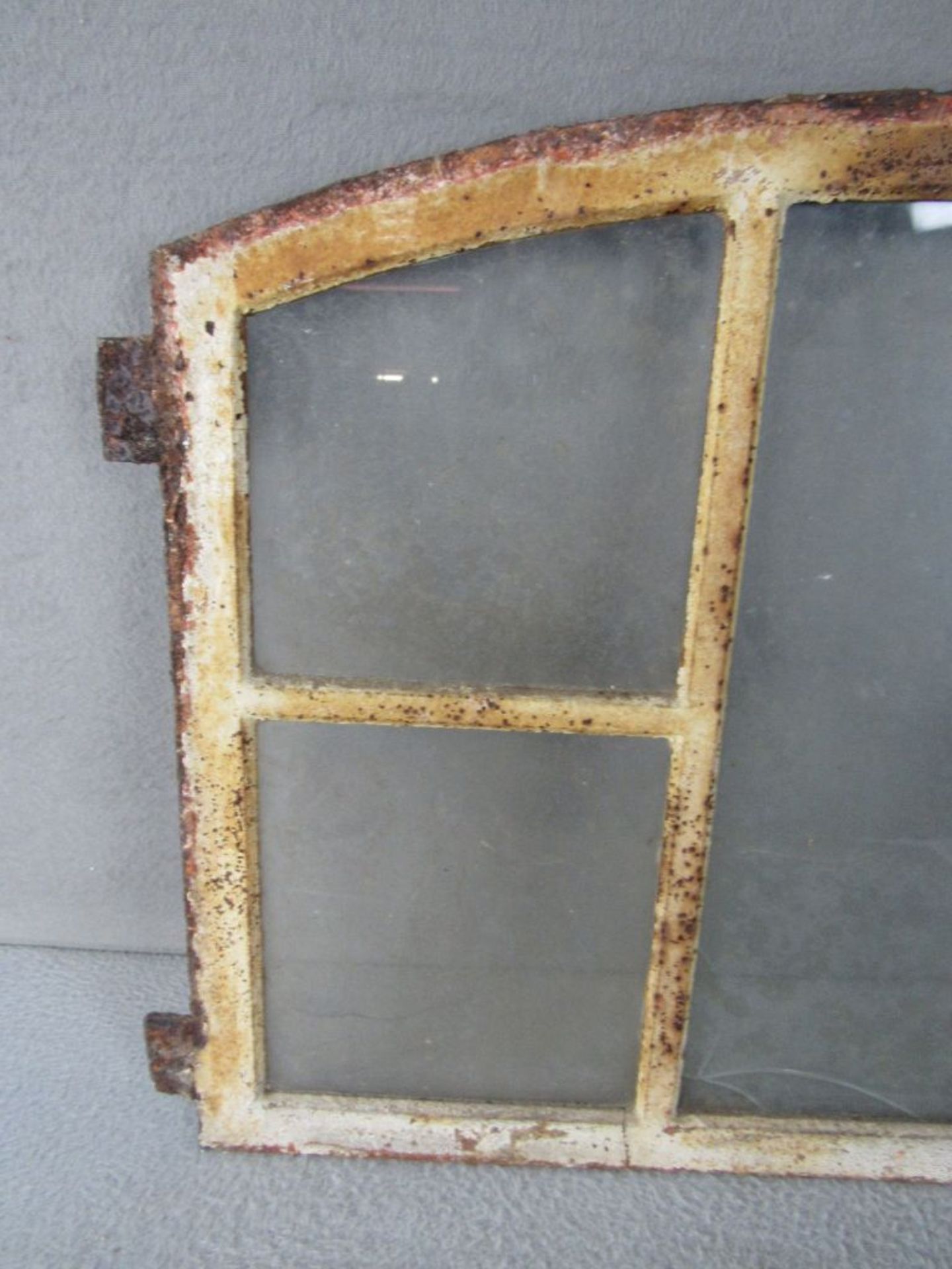 Zwei gußeiserne Fenster 66 und 55 cm breit - Image 3 of 5