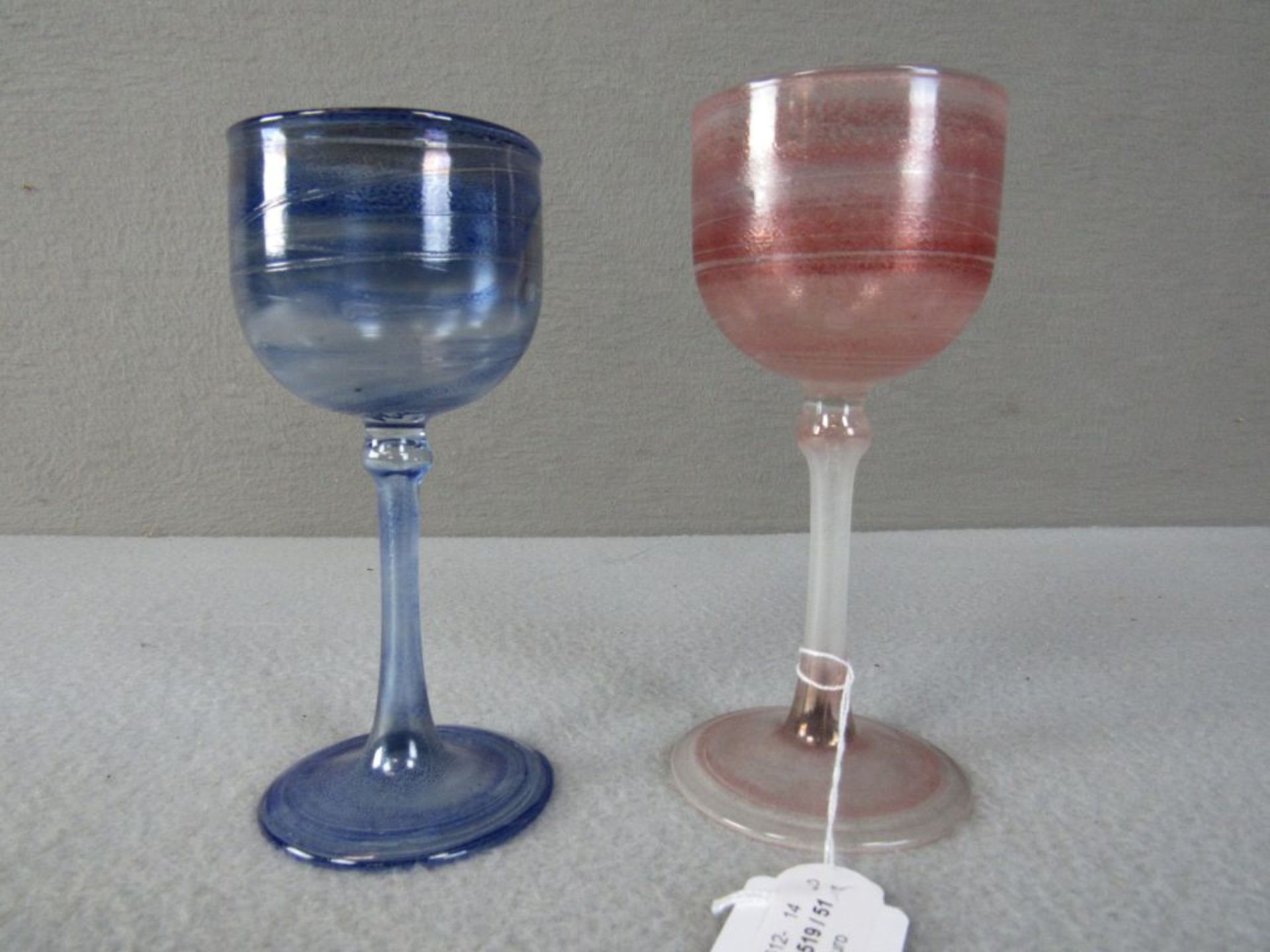 Zwei Designgläser rosé und blau
