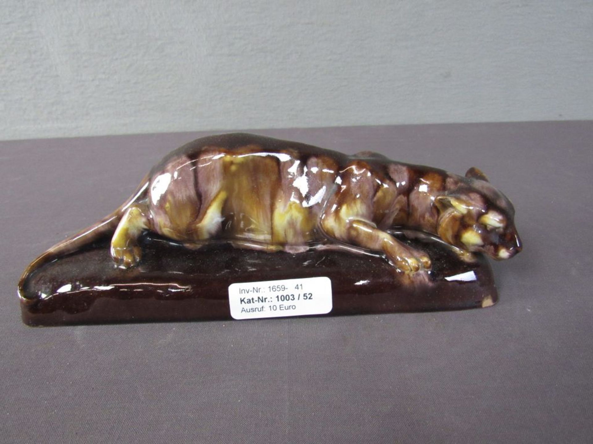 Porzellanfigur schleichender Tiger