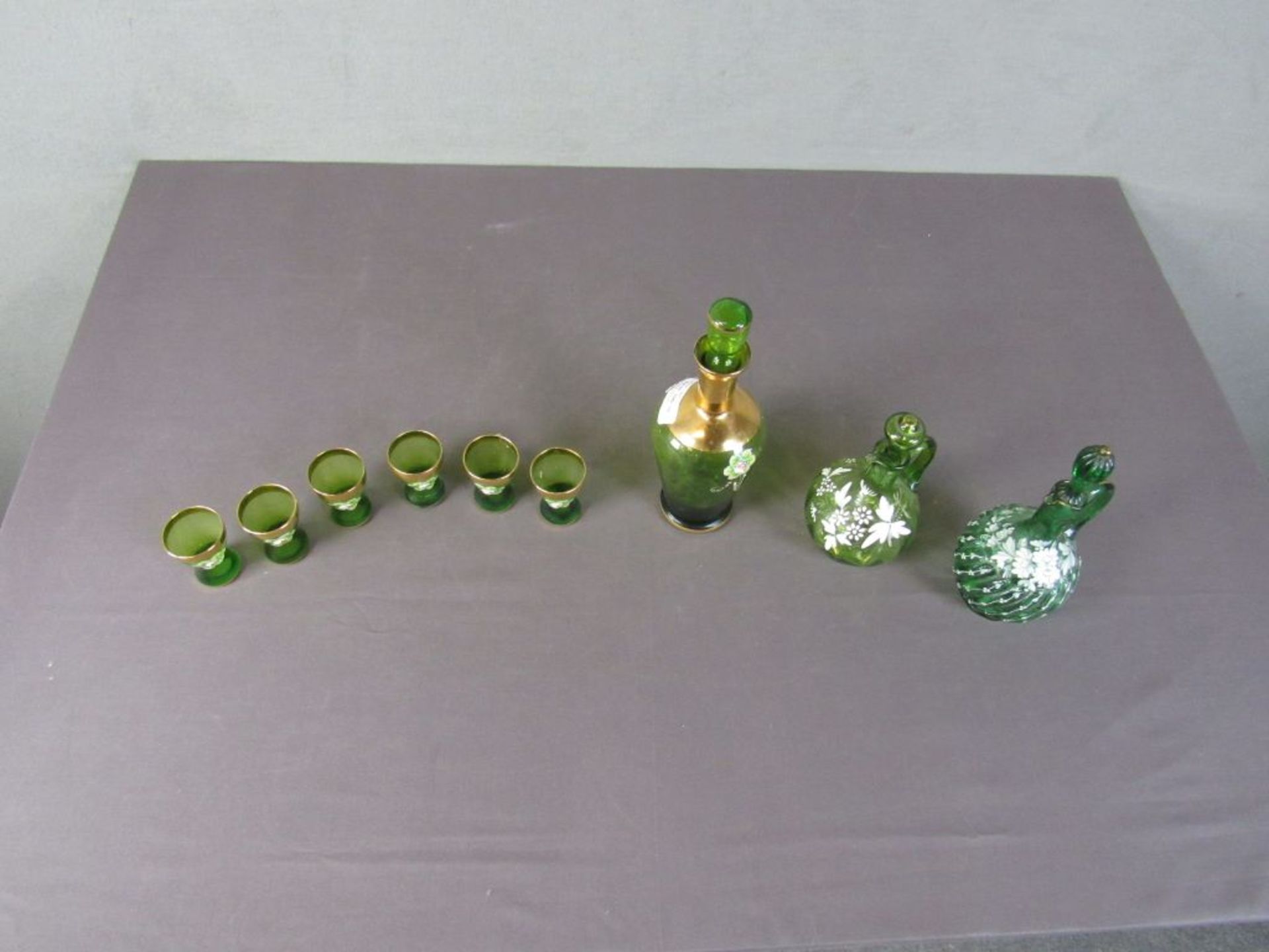 Drei Grünglas Karaffen + Becher von - Bild 9 aus 9