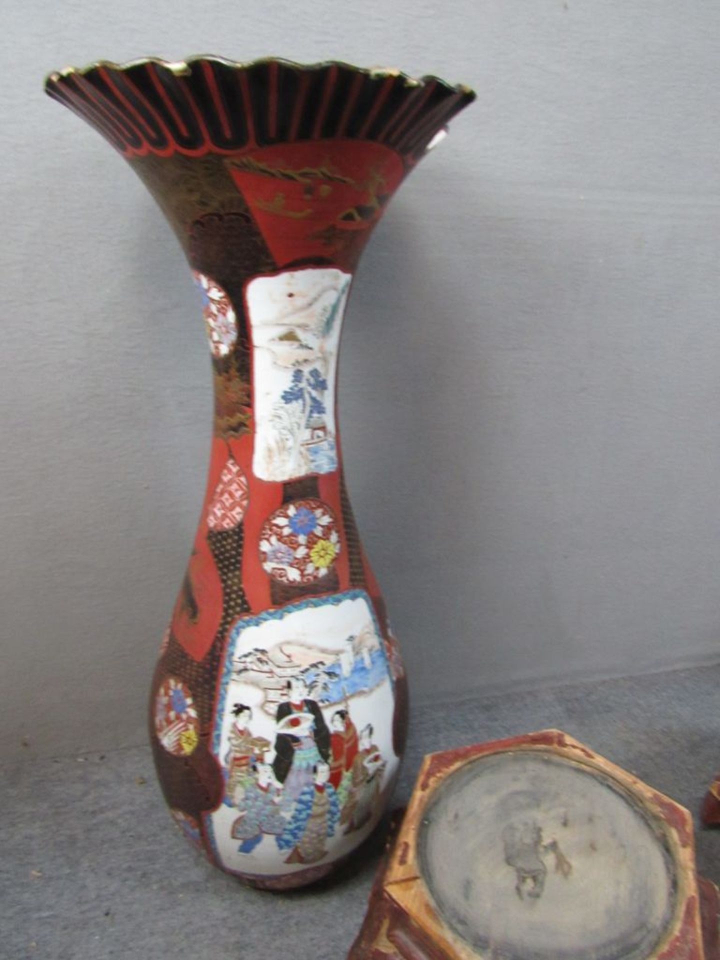 Zwei japanische Imari-Bodenvasen - Bild 3 aus 13