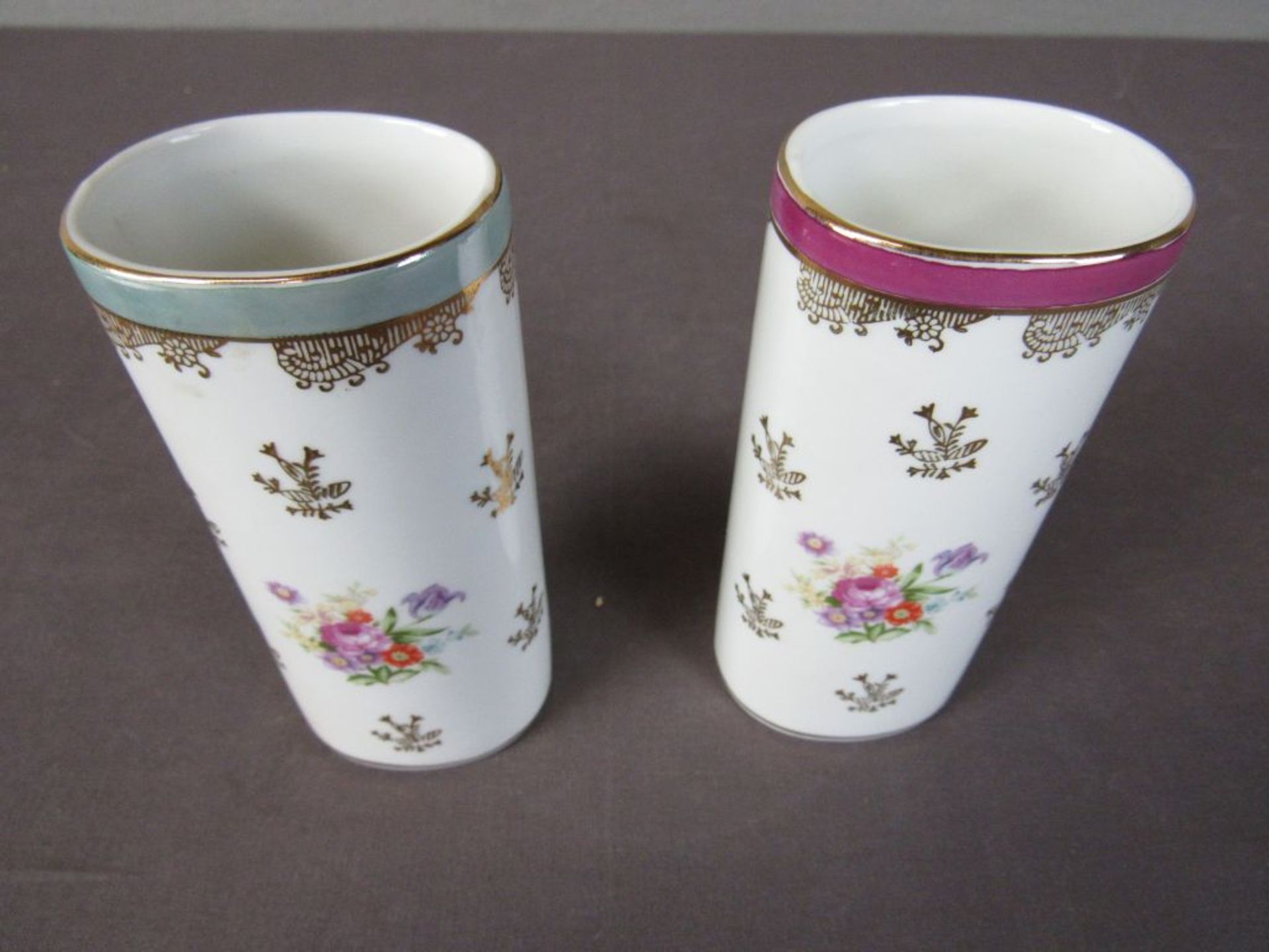 Zwei Porzellanvasen Blumenornamentik - Bild 2 aus 6