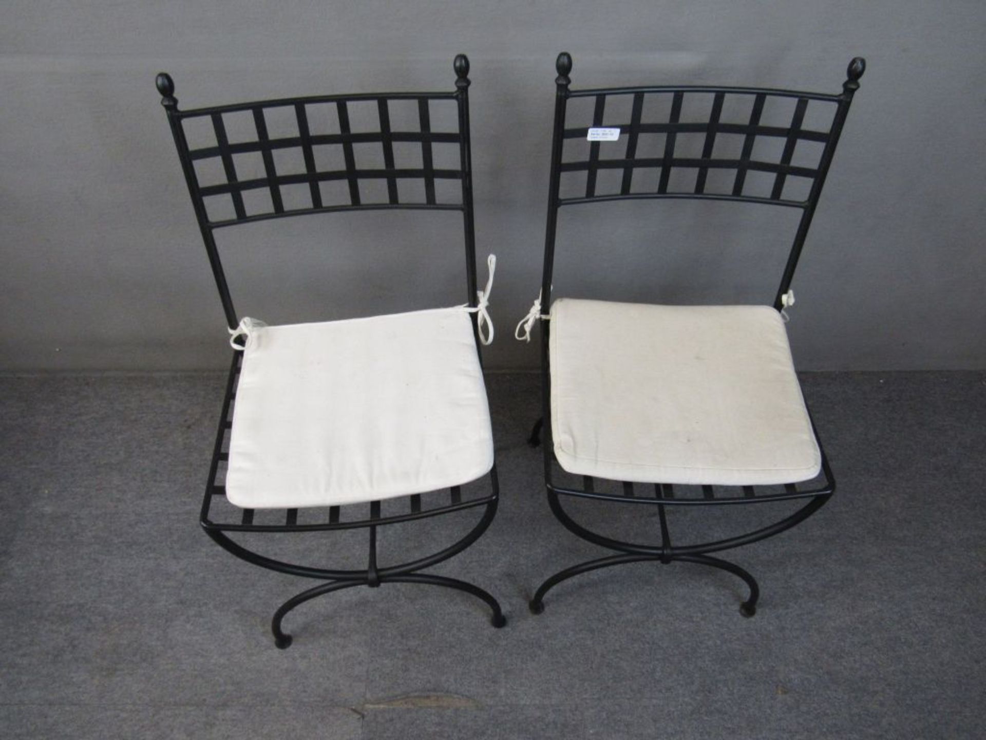 Zwei schwere Metall Gartenstühle - Image 2 of 6