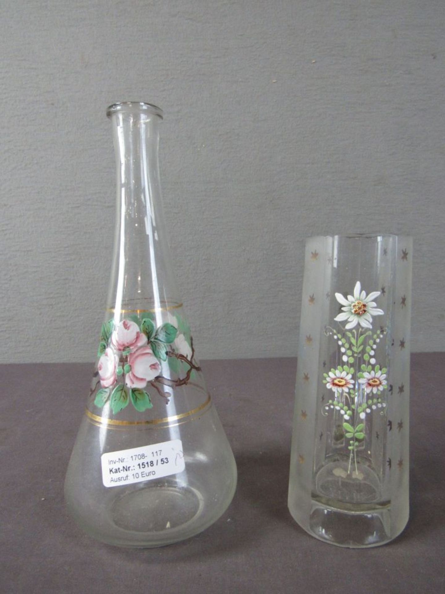 Zwei Teile antikes Glas mit