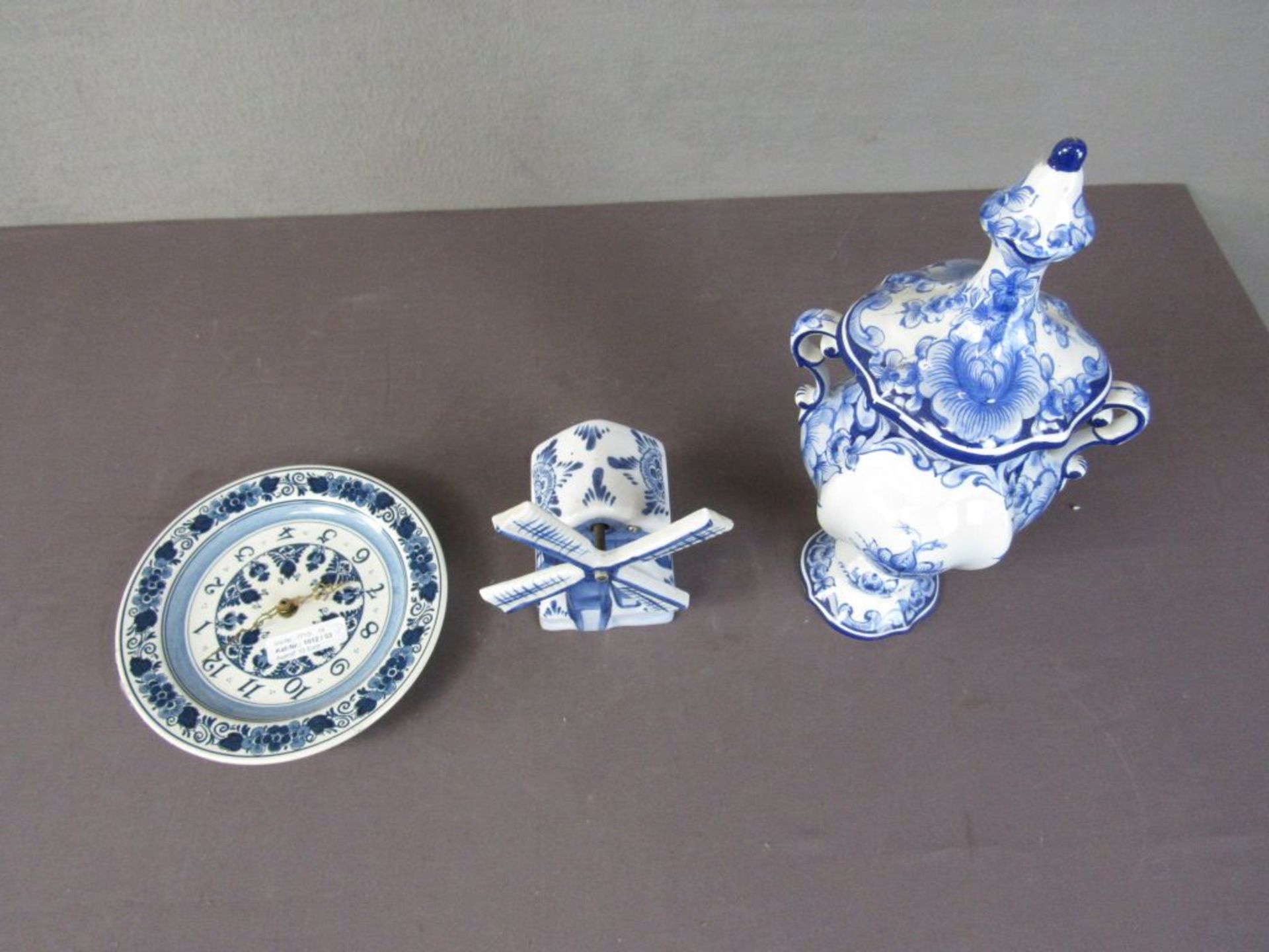 Drei Teile Keramik Uhr Vase Mühle - Bild 2 aus 8