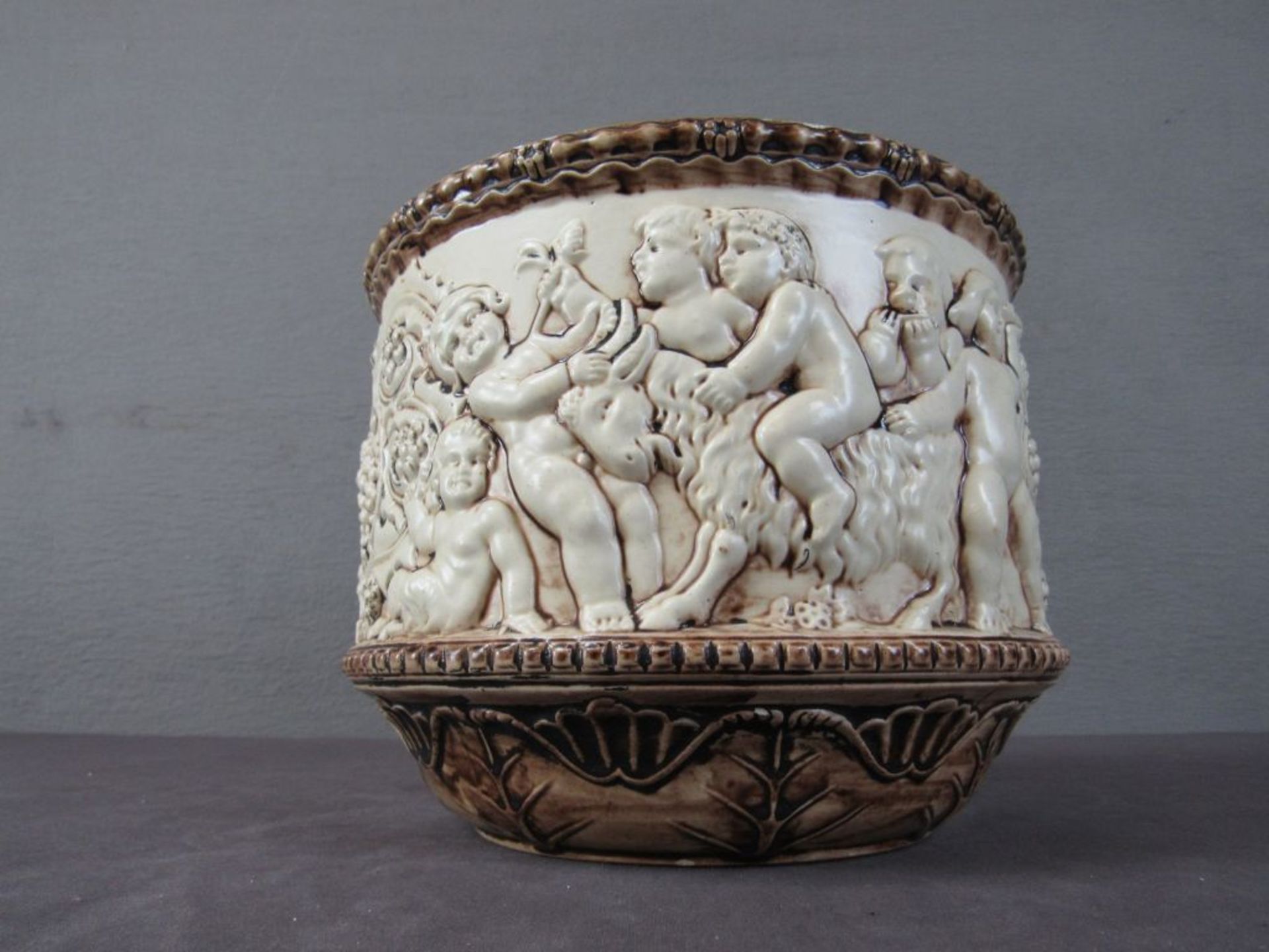 Übertopf Keramik umlaufend mit Putten - Bild 5 aus 5