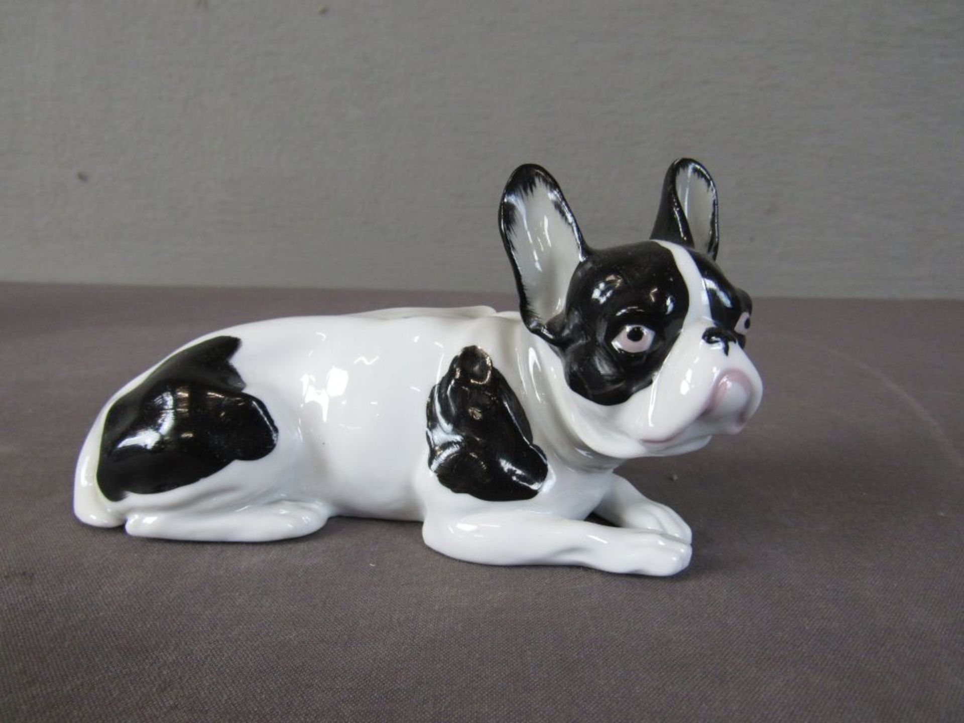 Hundeskulptur Porzellan Mops 15,5cm
