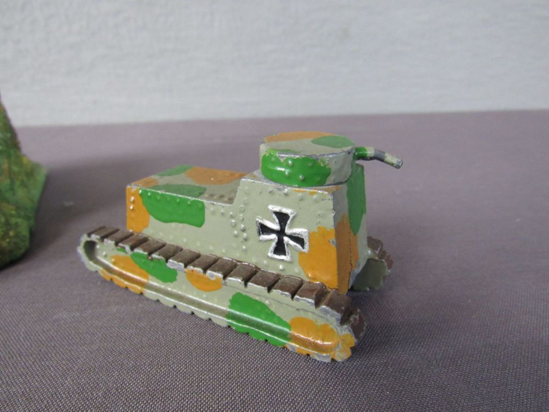 Zwei antike Zinnpanzer 8cm lang - Bild 4 aus 5