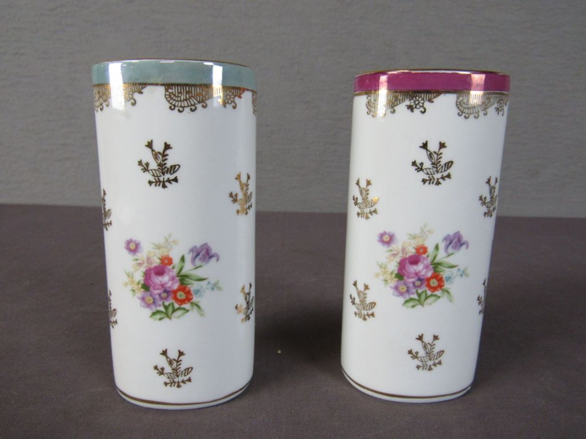 Zwei Porzellanvasen Blumenornamentik