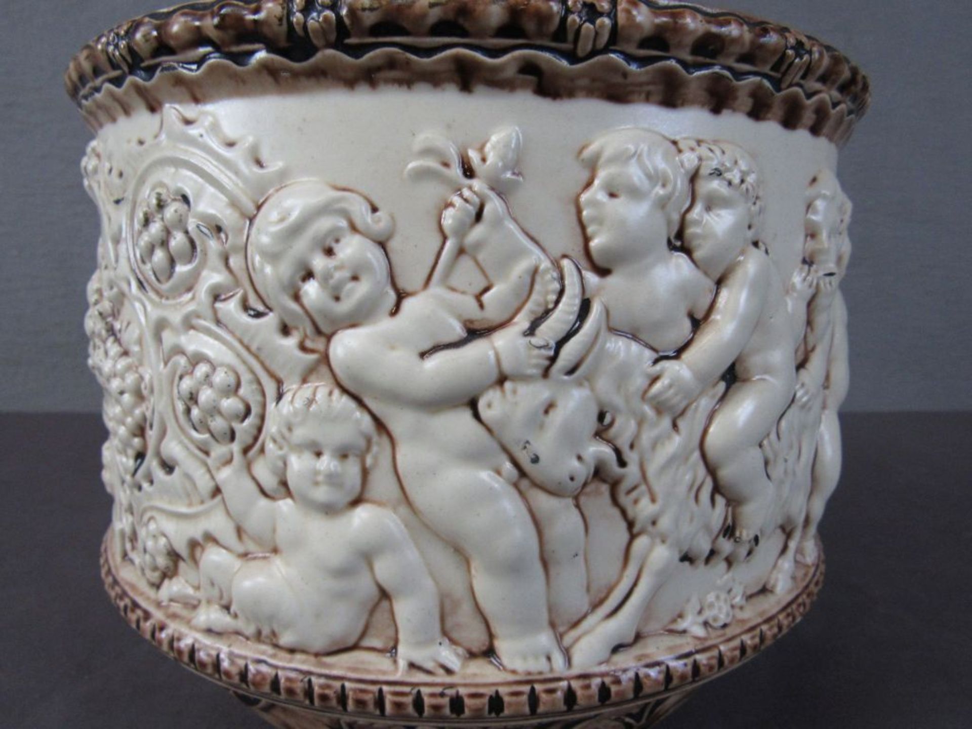 Übertopf Keramik umlaufend mit Putten - Bild 3 aus 5