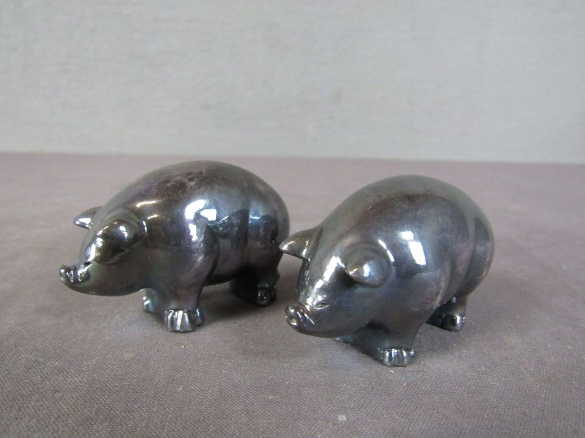 Zwei silberne Skulpturen Schweine