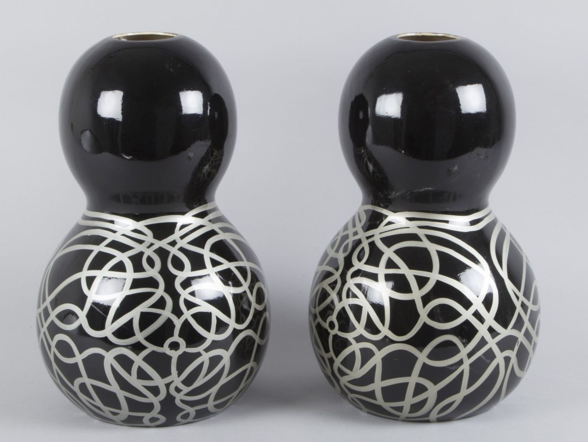 Ein Paar große dekorative DoppelkürbisvasenHeller Keramikscherben. Schwarzer Glasurfond mit