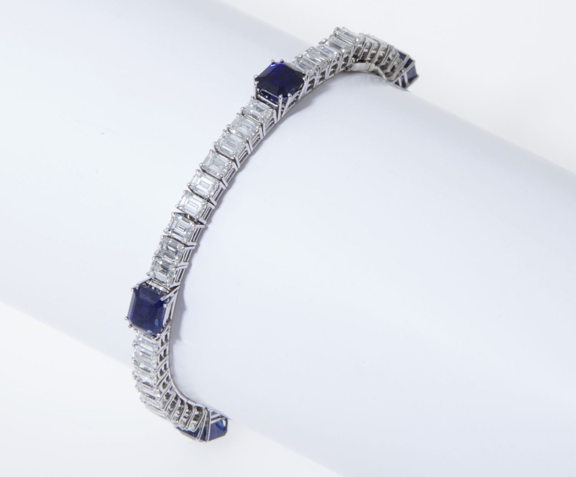 Hochfeines Diamant-Saphir-Riviere-Armband von Juwelier Schilling, StuttgartPlatin. Ausgefasst