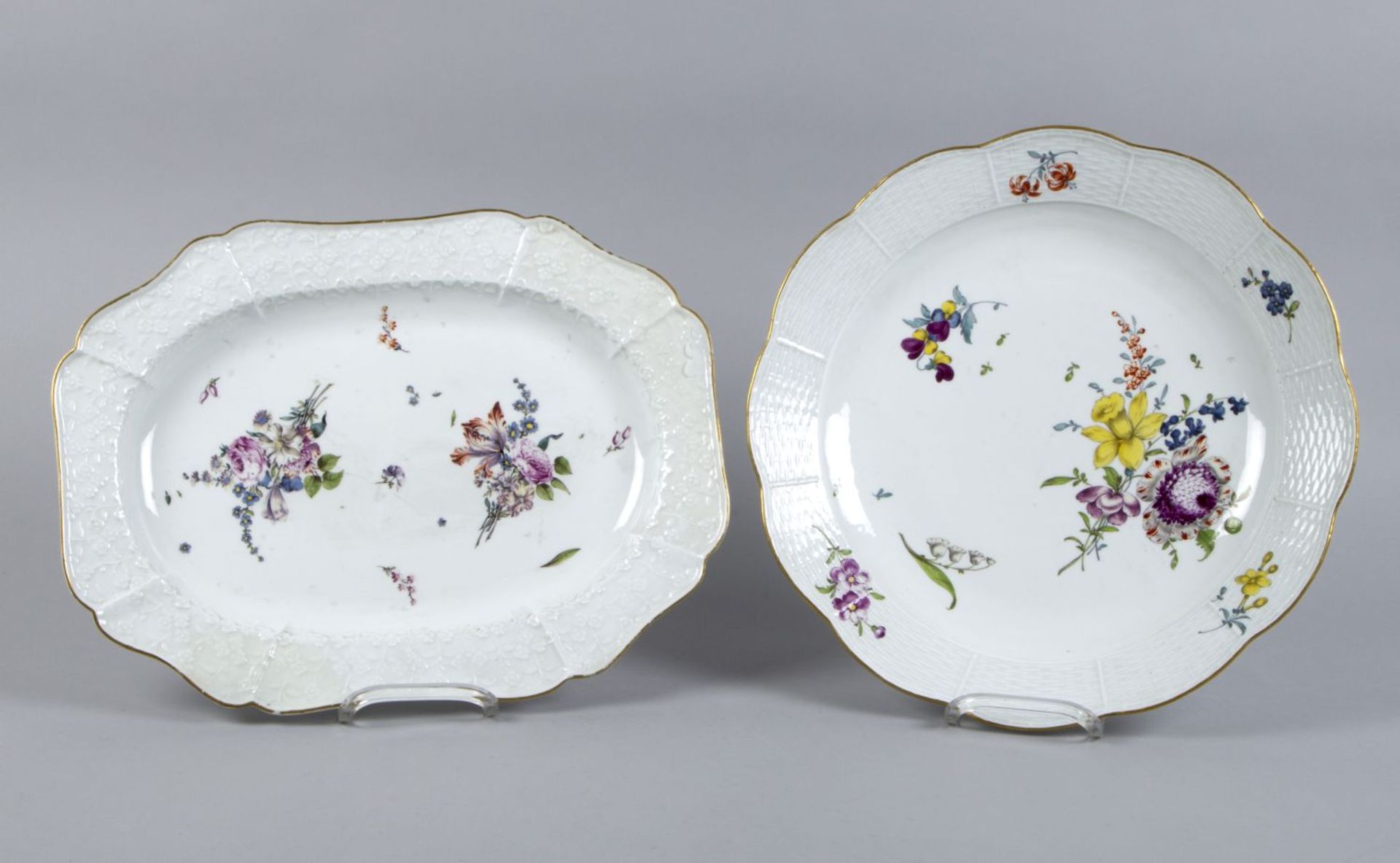 Runde und ovale PlatteFeine polychrome florale Bemalung. Reliefdekor und Goldrand. Unterglasu