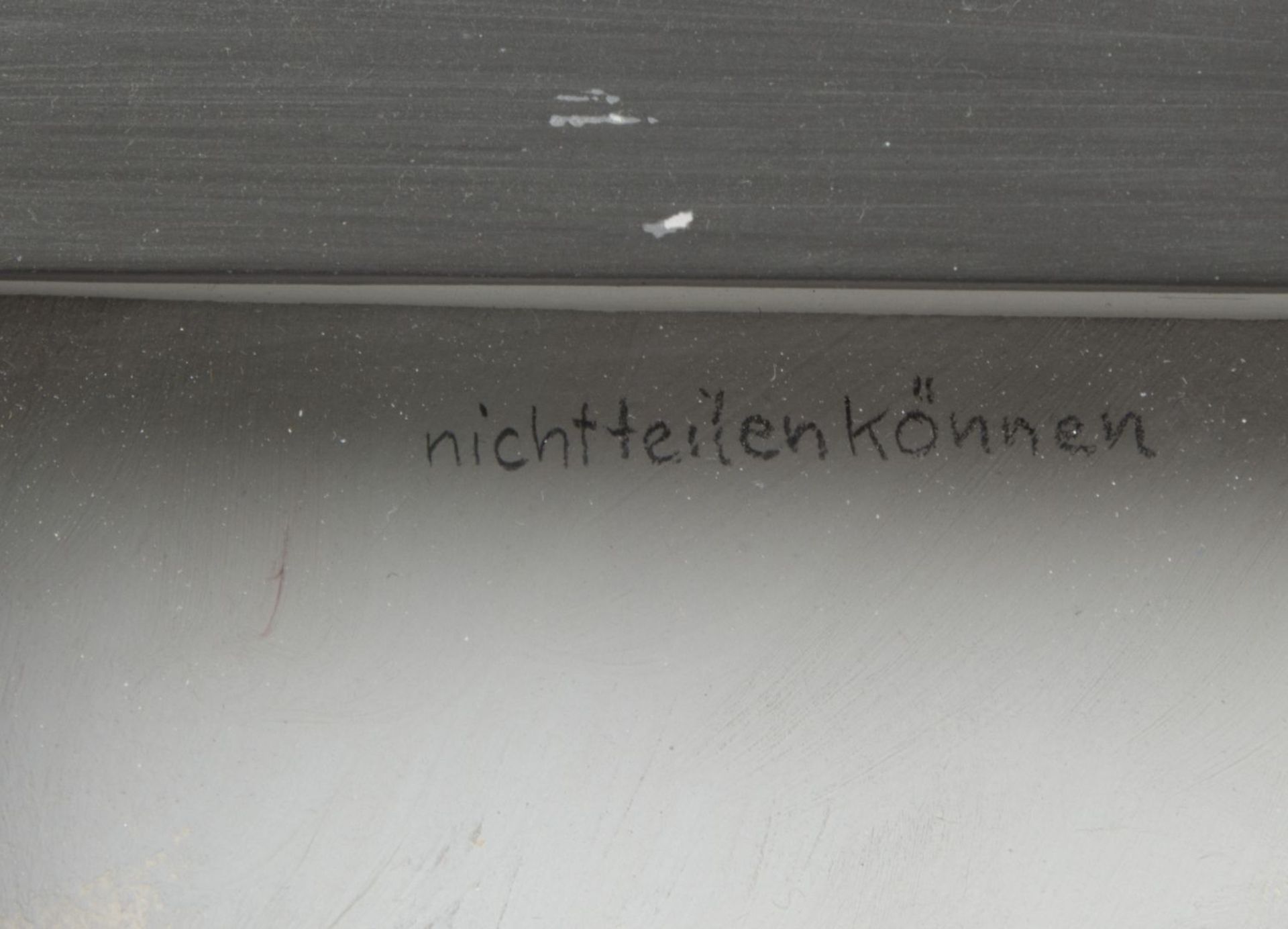 Schmierer, Britta. 1962Nicht teilen können. Holz, geschnitzt in einem Kasten. Monogr., bet. - Bild 3 aus 3