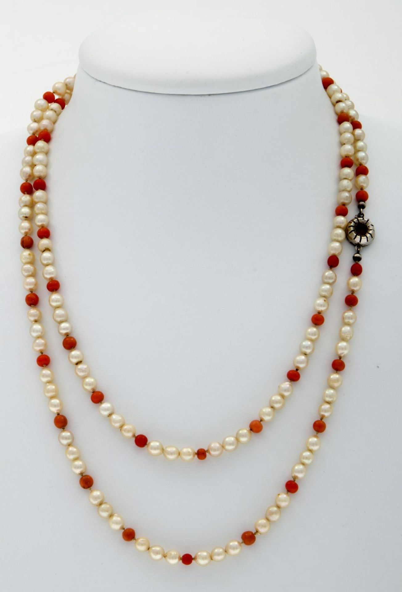 Lange PerlenketteChampagnerfarbene Akoya-Zuchtperlen und Korallen-Zwischenperlen, leicht unru
