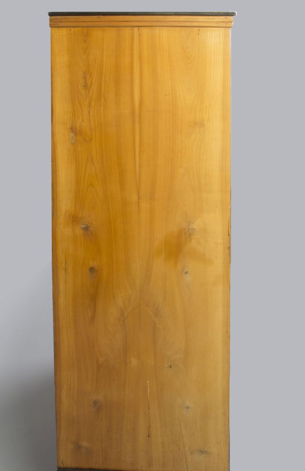 Biedermeier-SchreibschrankKirschbaum, tlw. geschwärzt. Verjüngte unten ausgestellte Beine. - Bild 3 aus 6