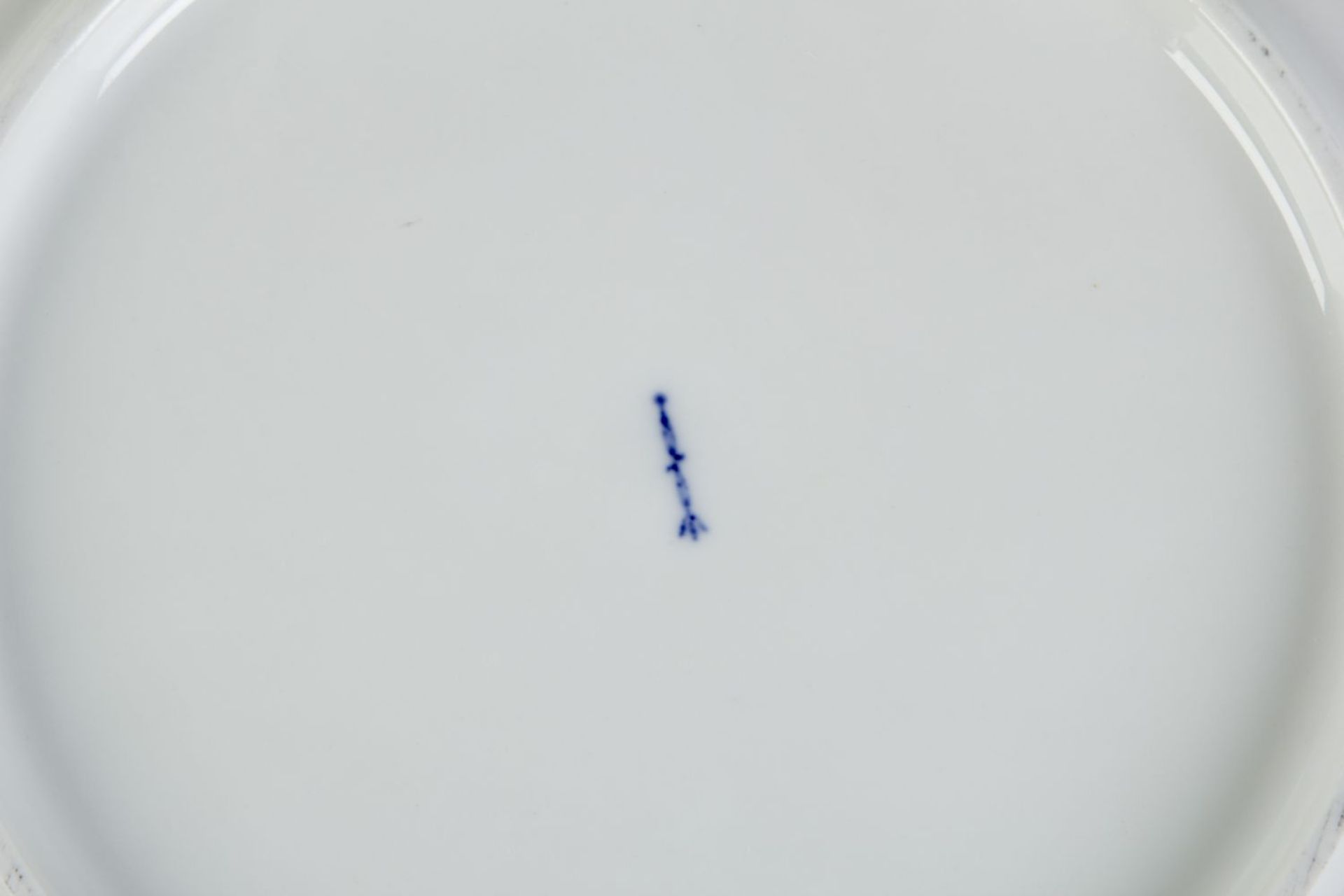 32 SpeisetellerForm Neuosier. Unterglasurblaue Zeptermarke. KPM, Berlin. D. 26 cm. 3 Teile be - Bild 2 aus 2