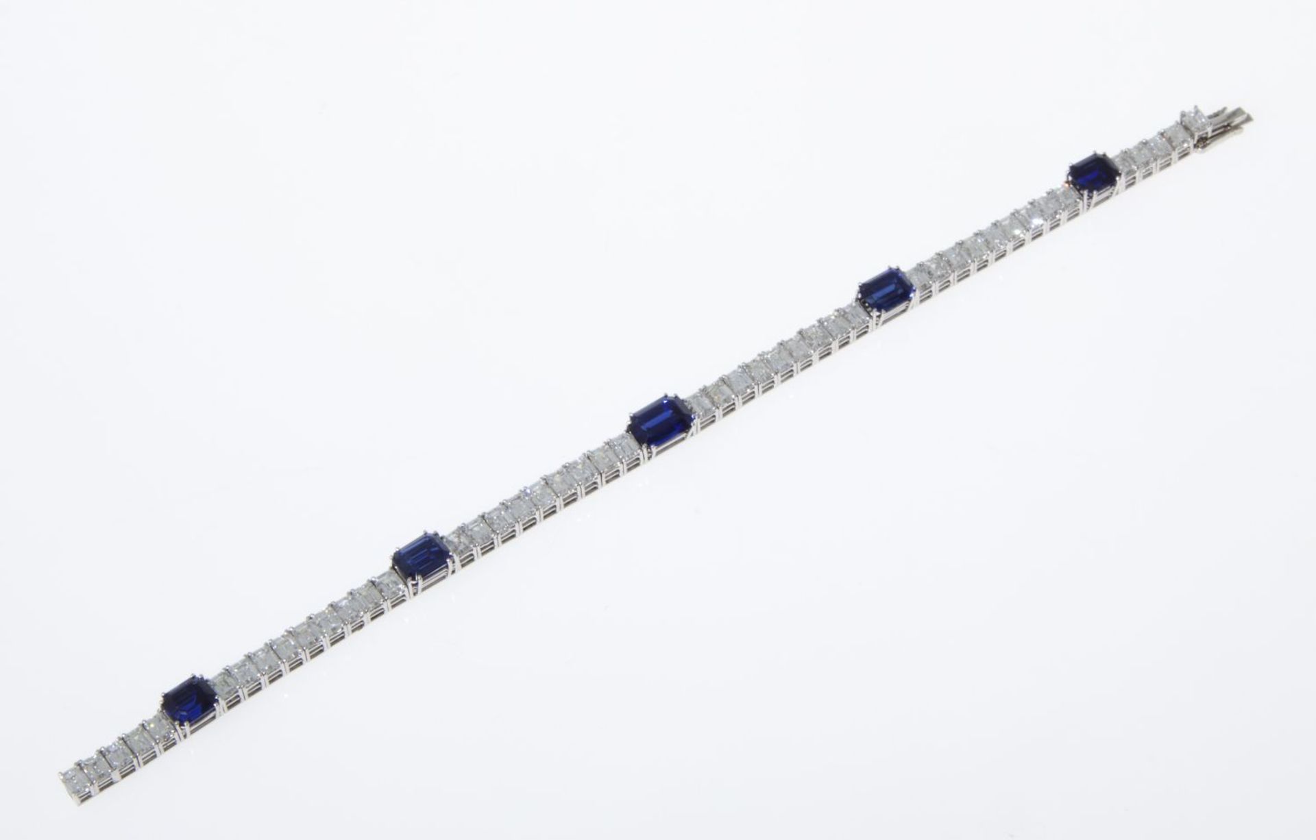 Hochfeines Diamant-Saphir-Riviere-Armband von Juwelier Schilling, StuttgartPlatin. Ausgefasst - Bild 2 aus 6