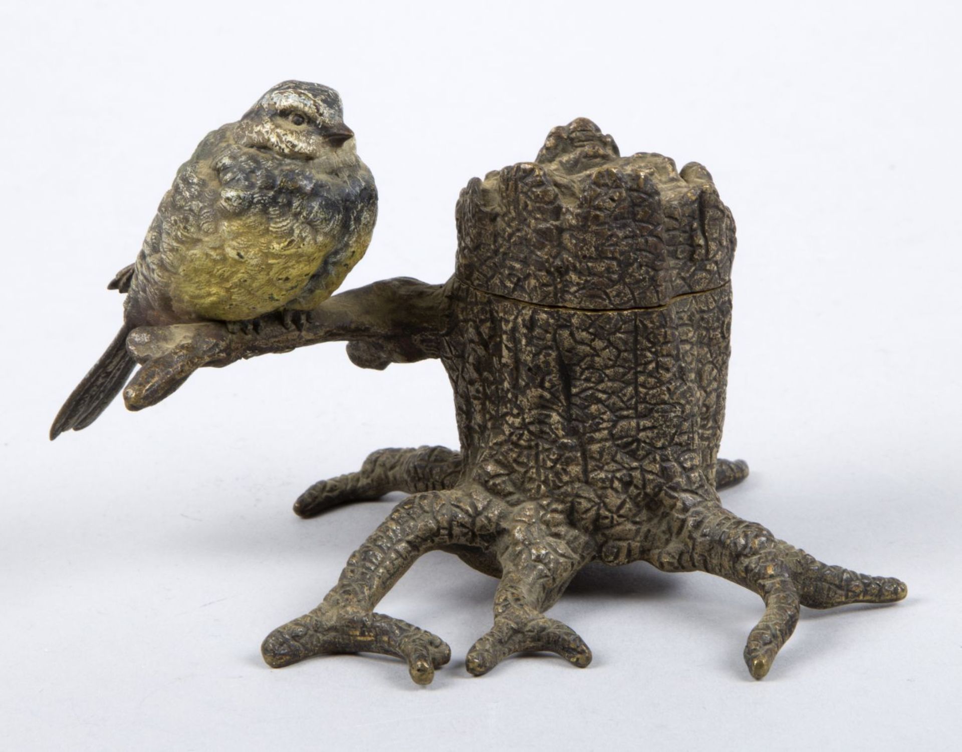 Baumstumpf mit sitzendem Vögelchen als TintenfassWiener Bronze. Polychrome Bemalung. Bez. GE