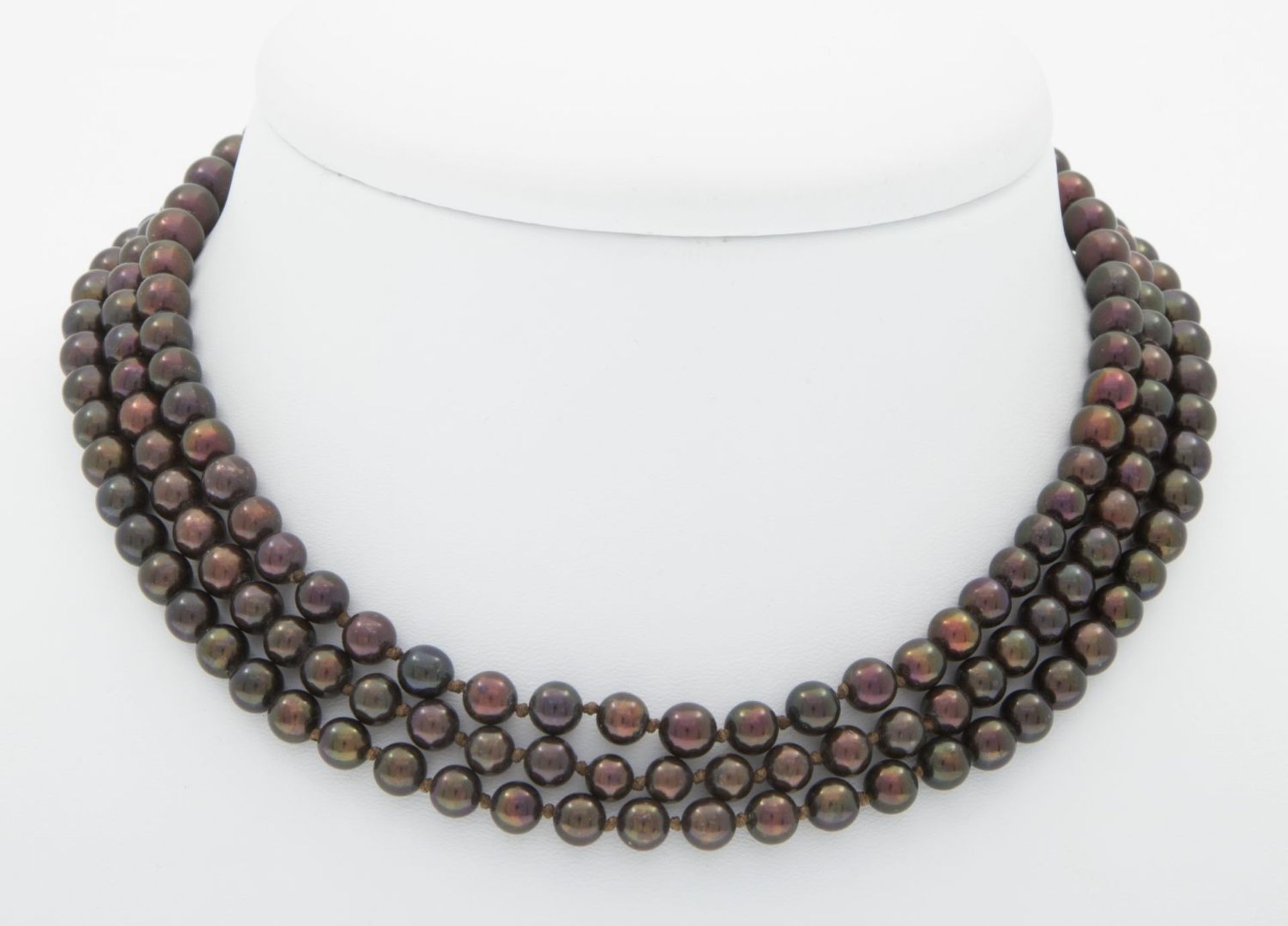 Perlencollier, 3-reihigBraun gefärbte Akoya-Zuchtperlen im Verlauf, D. bis ca. 7,68 mm. Kast