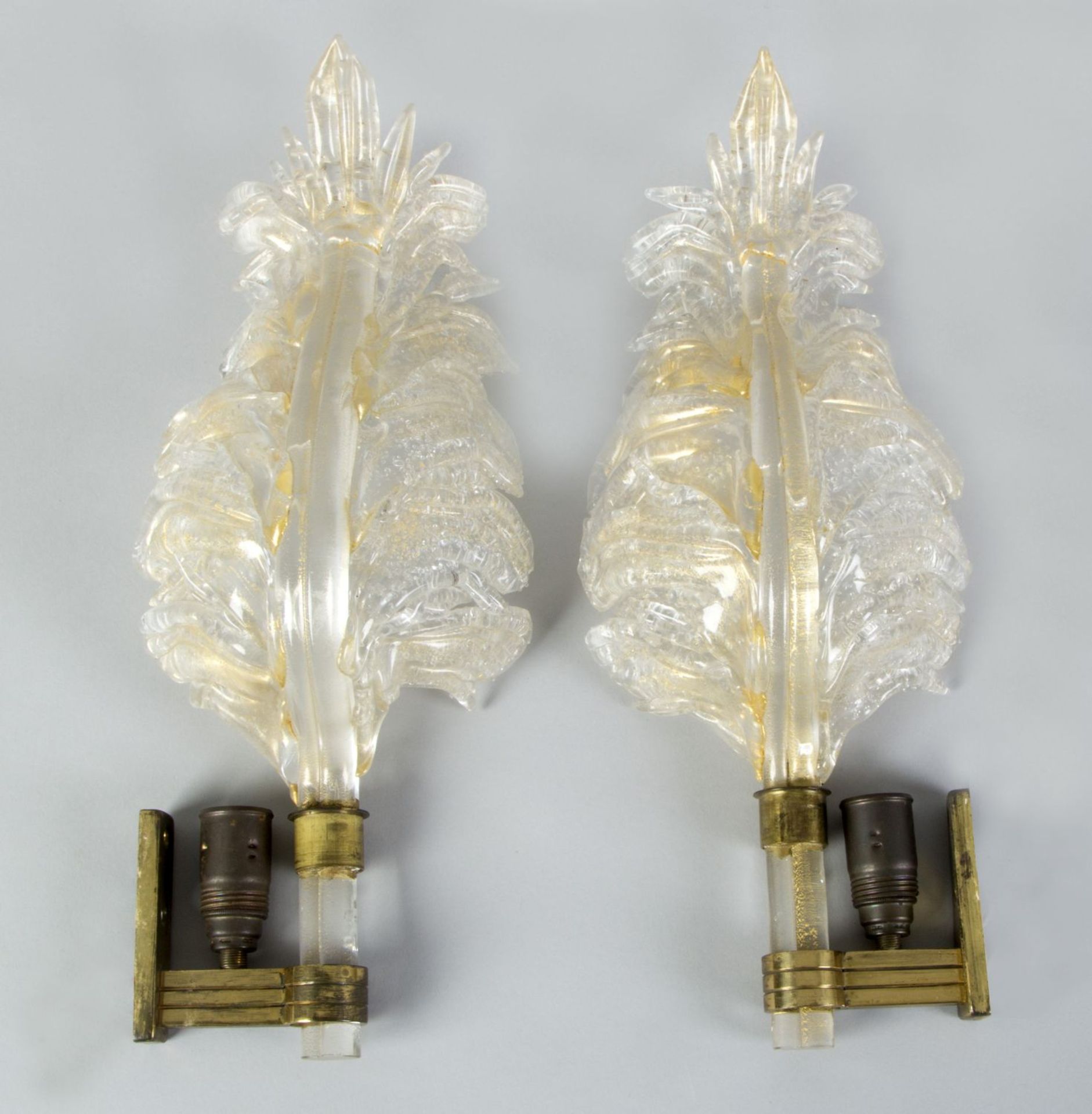 Ein Paar WandappliquenFarbloses Glas mit Goldpulvereinschmelzungen. Blattform. 1-flammig. Mes