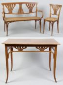 Bugholz-SitzgarniturBestehend aus Sitzbank, Stuhl und Tisch. Buche. Sitze mit Rohrgeflechtein