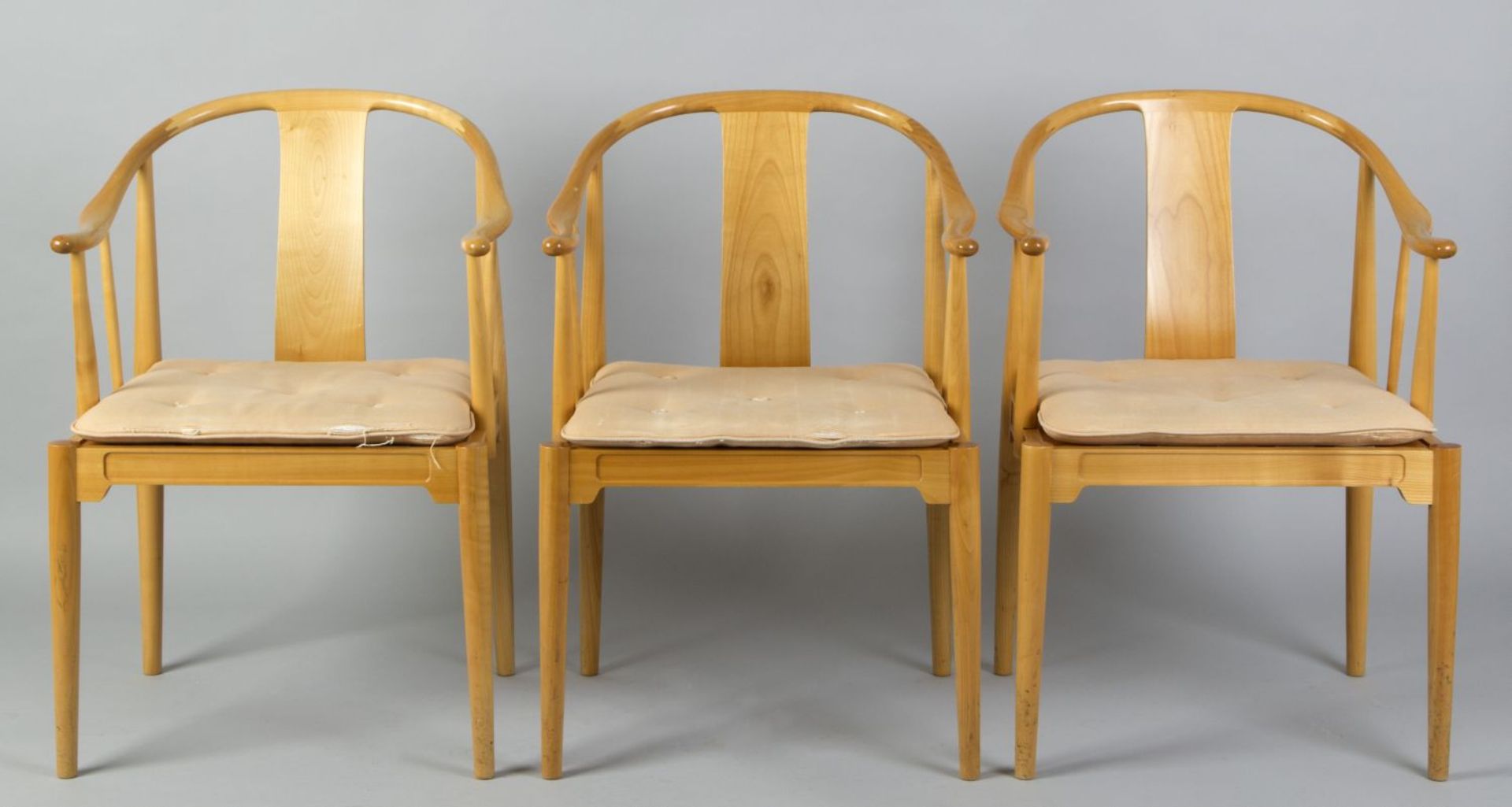 Satz von 3 Armlehnstühlen "The China Chair"Kirschbaum. Gerundete Beine. Halbkreisförmige Le
