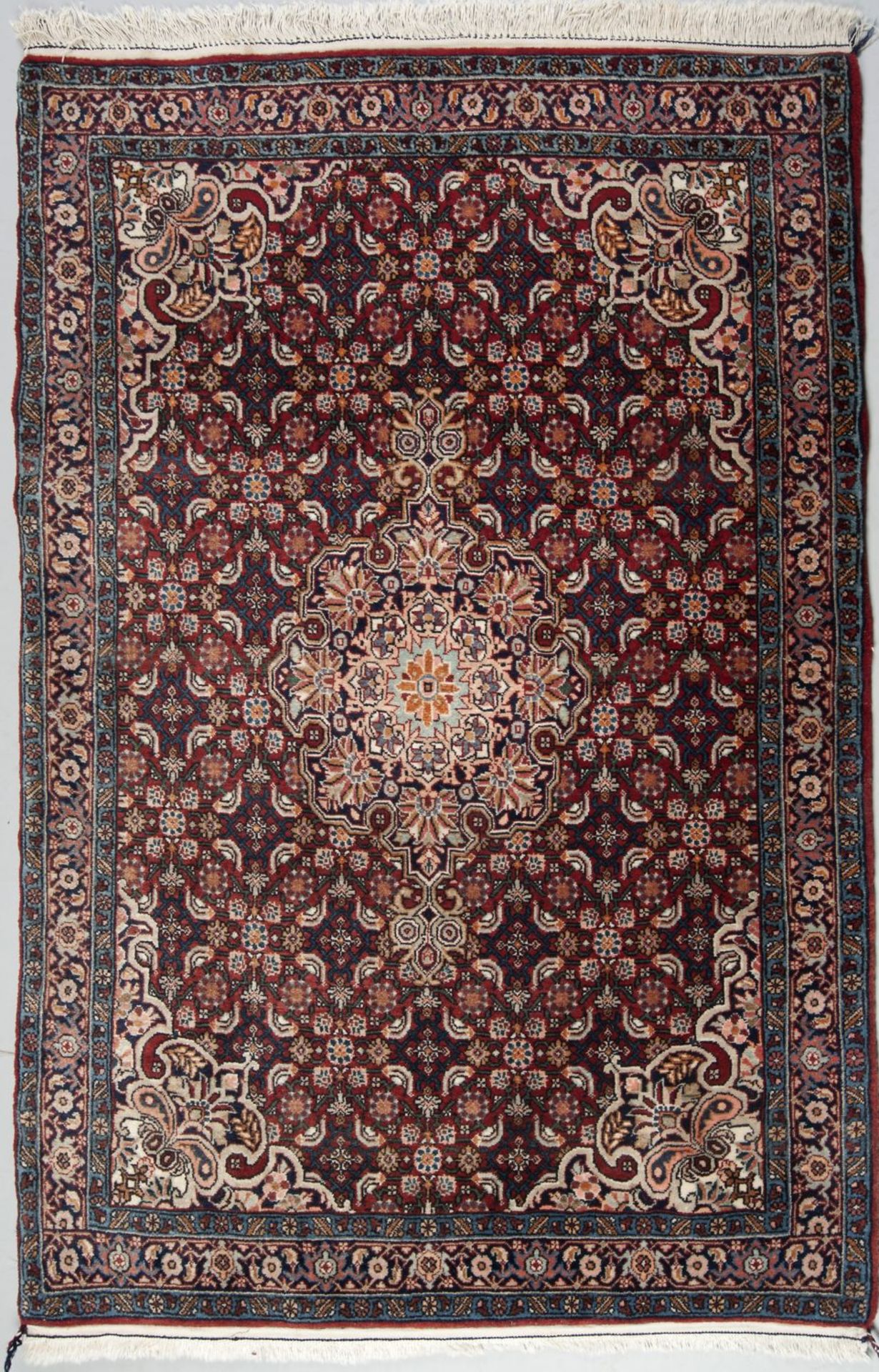 Zwei BrückenRotgrundig. Floral gemustert. Persien. 155 x 103 bzw. 148 x 102 cm. - Bild 4 aus 5