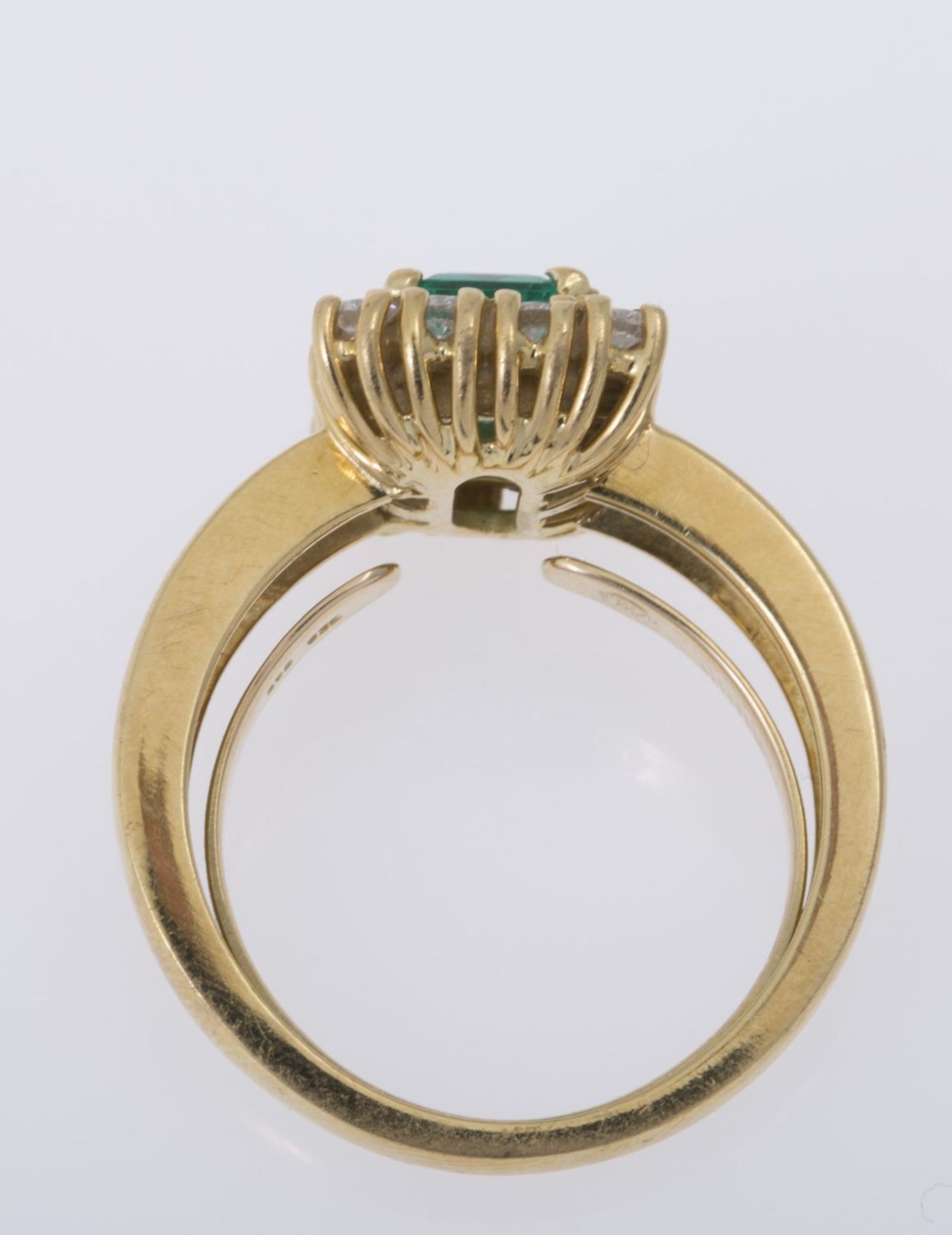Feiner Smaragd-Brillant-RingGelbgold 750. Ausgefasst mit Smaragd in Treppenschliff, ca. 8,42 - Bild 2 aus 2