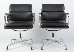 Ein Paar Armlehnstühle Eames Lobby Chair EA 207 SoftVerchromtes Aluminiumgestell, vierstrahl