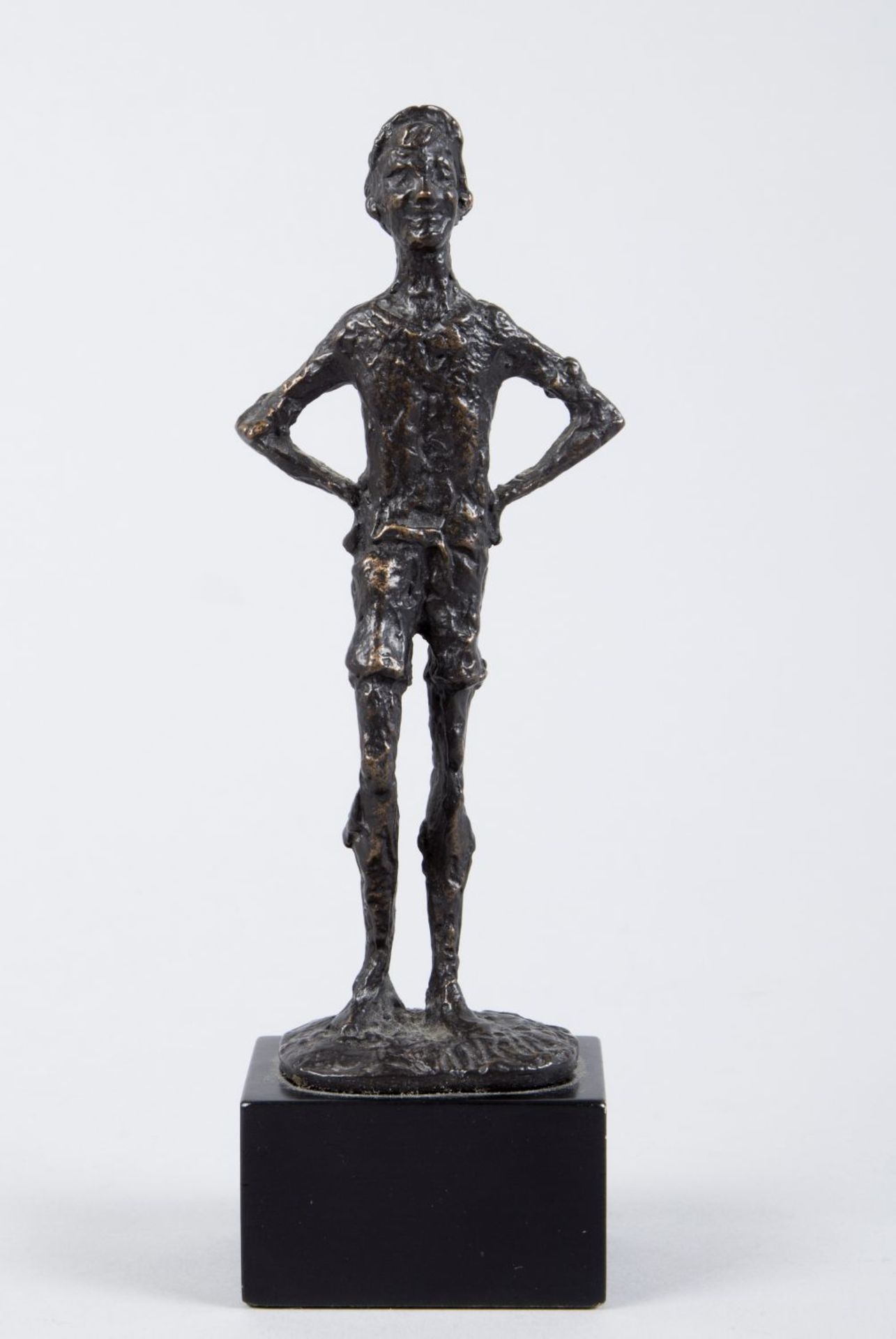 Unbekannt, 20. Jh.Stehender junger Mann. Bronze, schwarz-braun patiniert. H. 16 cm. Auf Holzs